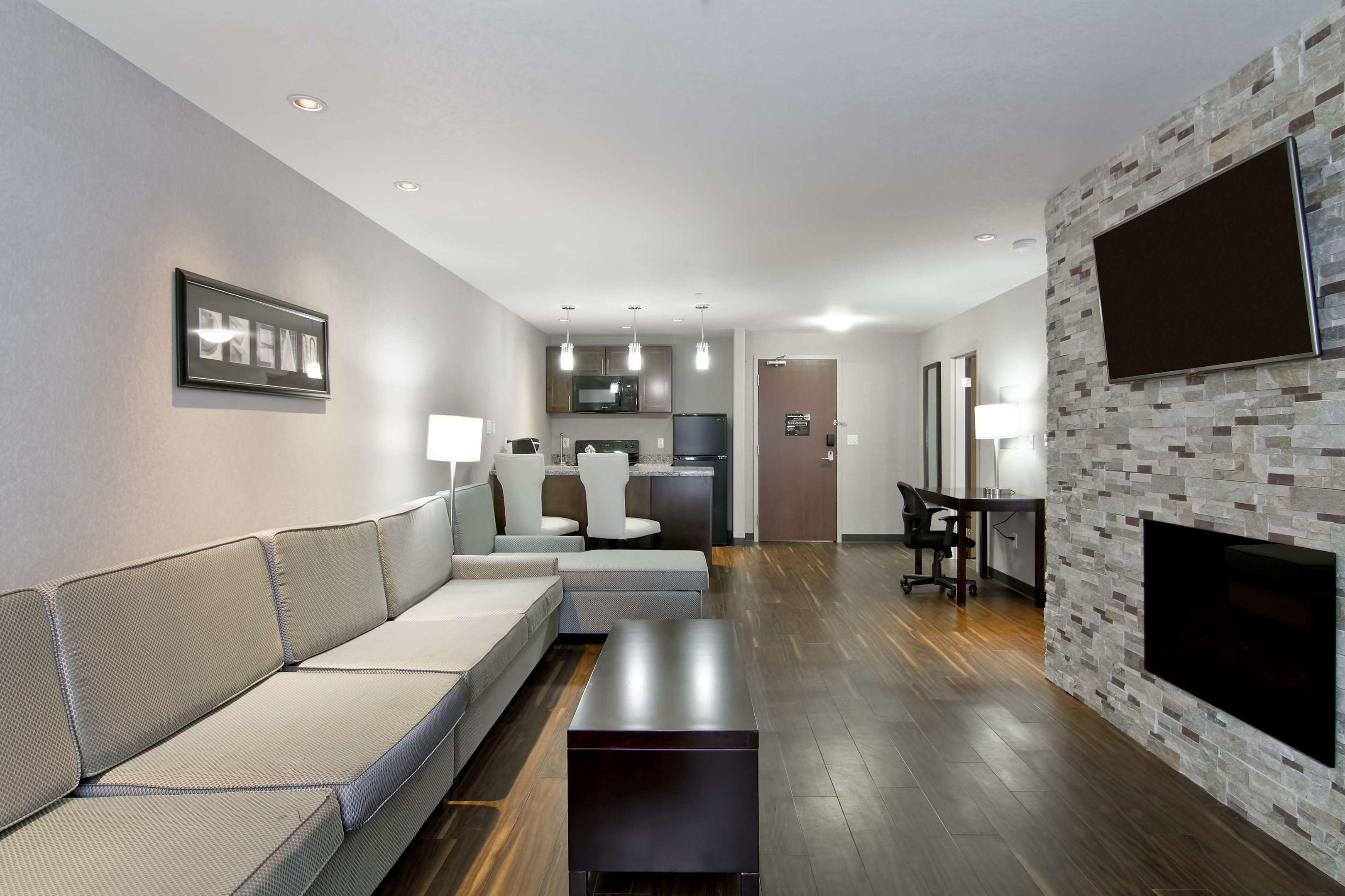 Home Inn and Suites Regina Airport — photo 3