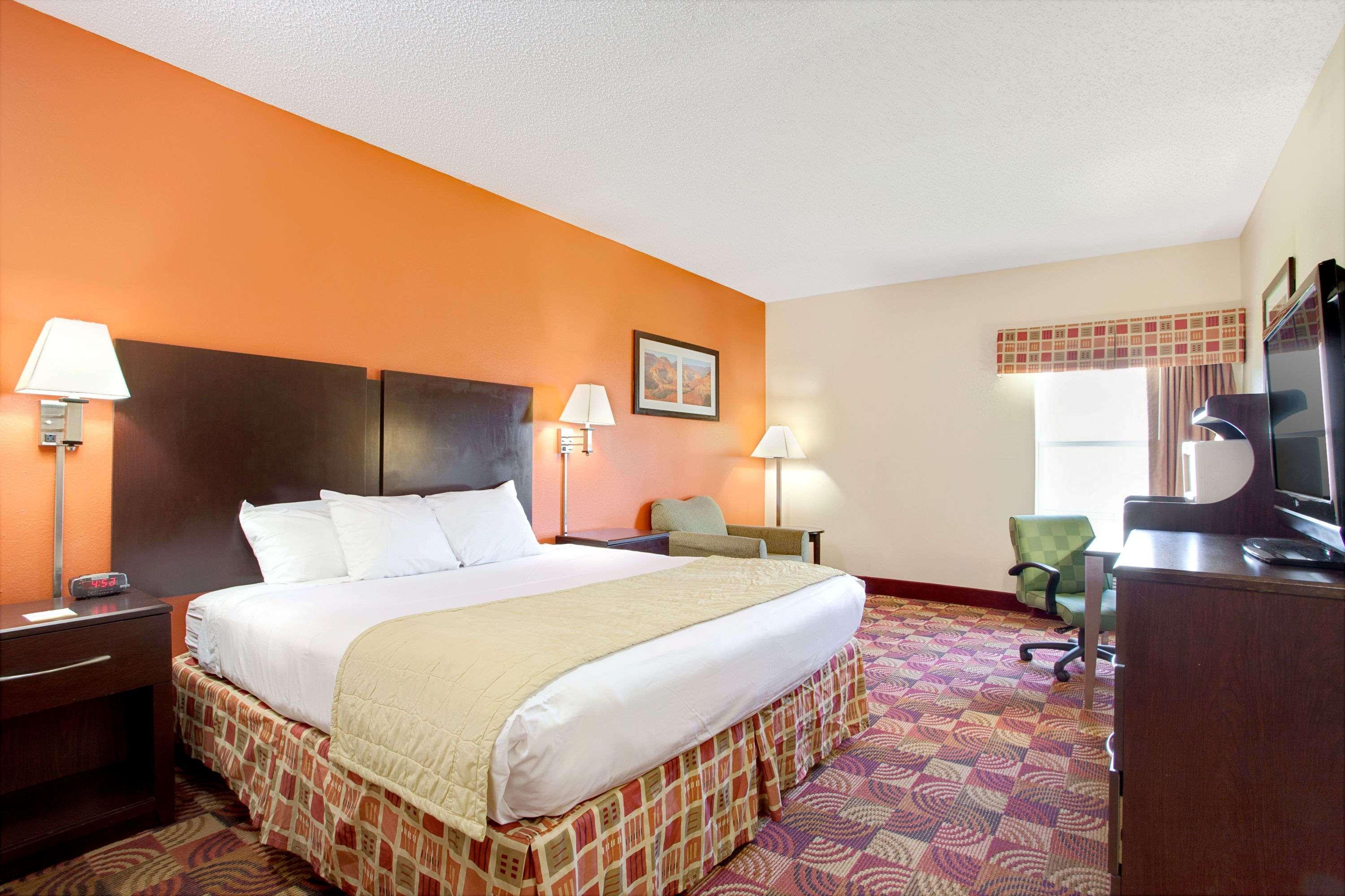 Days Inn & Suites by Wyndham Ridgeland — photo 4
