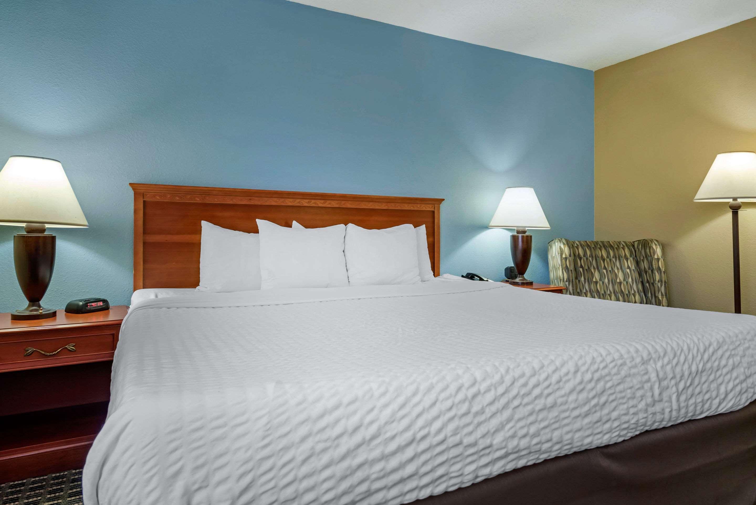 Clarion Hotel Conference Center - North — photo 4