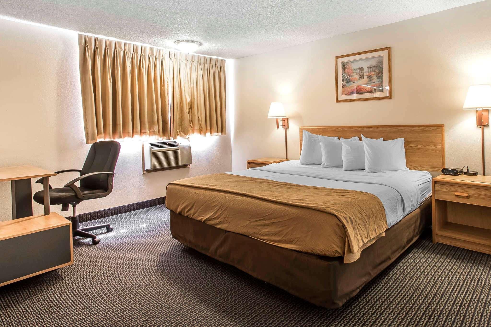 Econo Lodge  Inn & Suites — photo 4