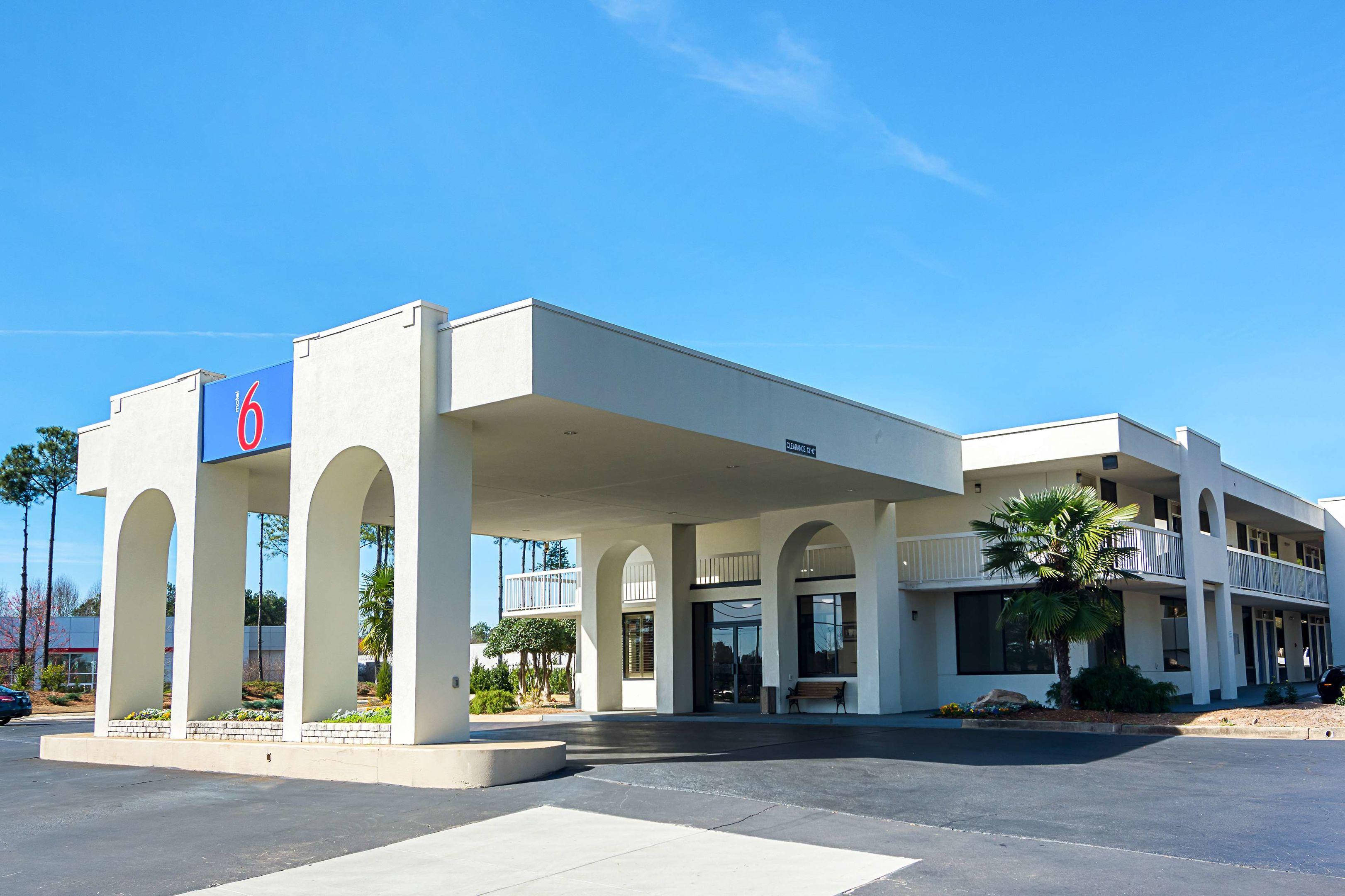 Motel 6 Newnan