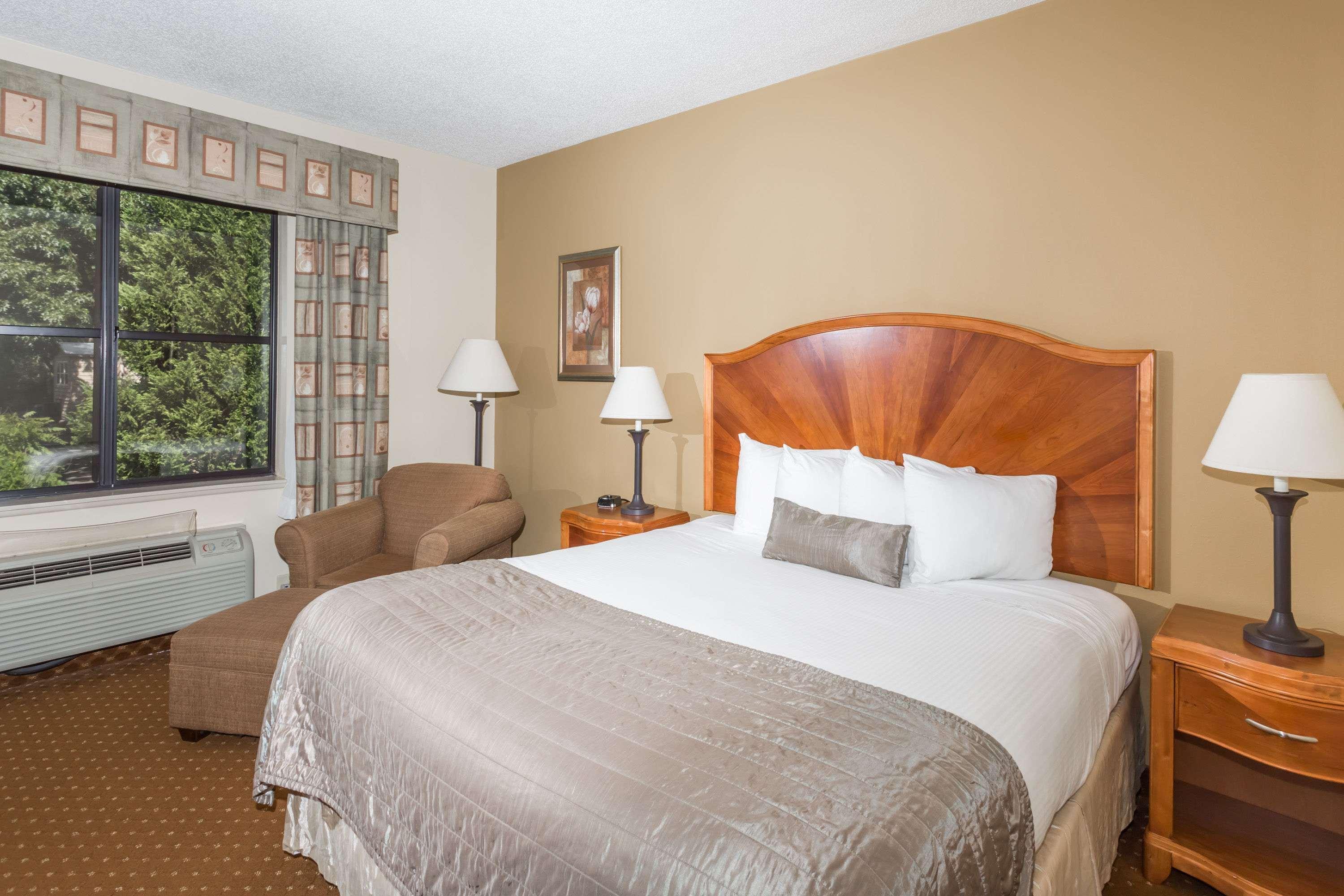 Baymont Inn & Suites Asheville/Biltmore — photo 4