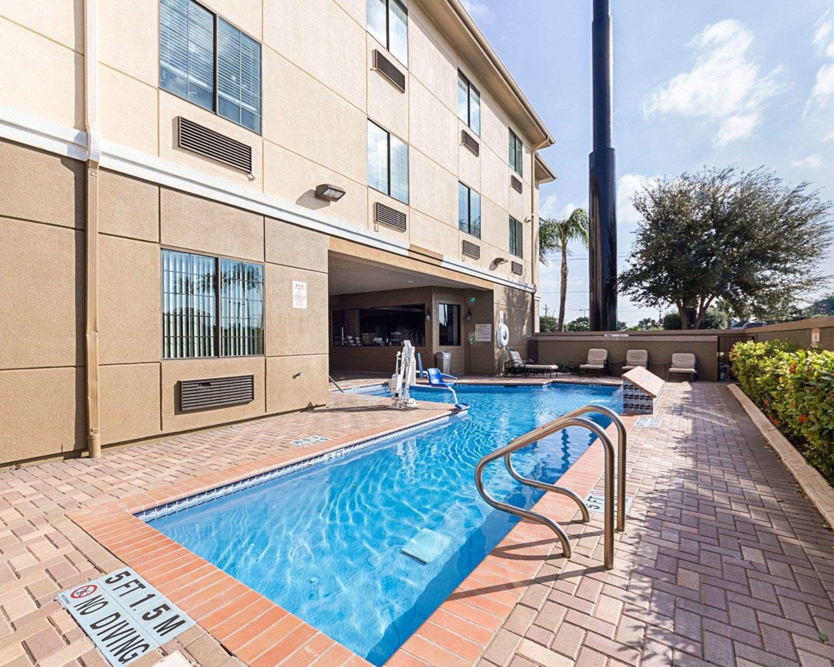 Comfort Suites at Plaza Mall — photo 4