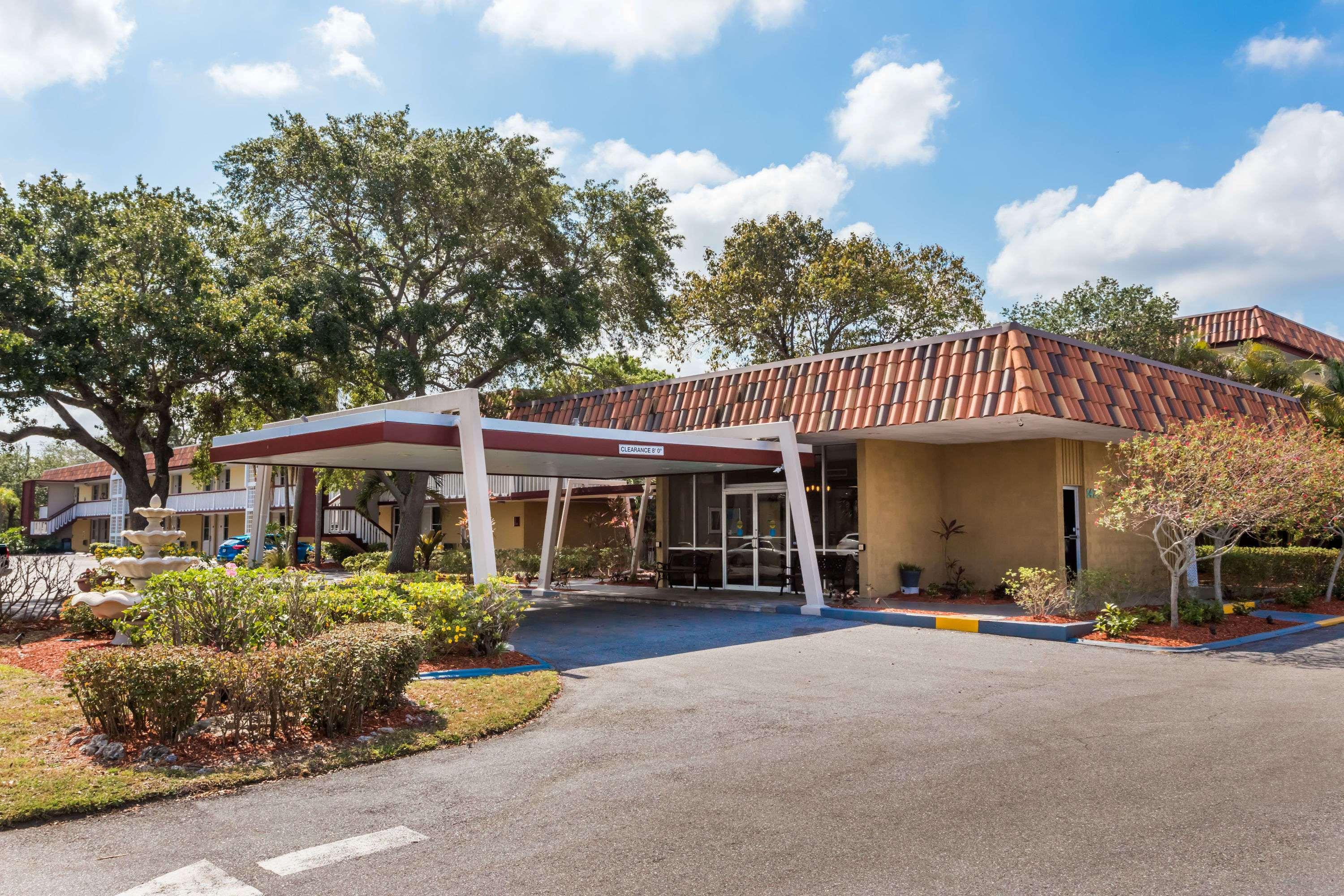 Baymont by Wyndham Sarasota — photo 4