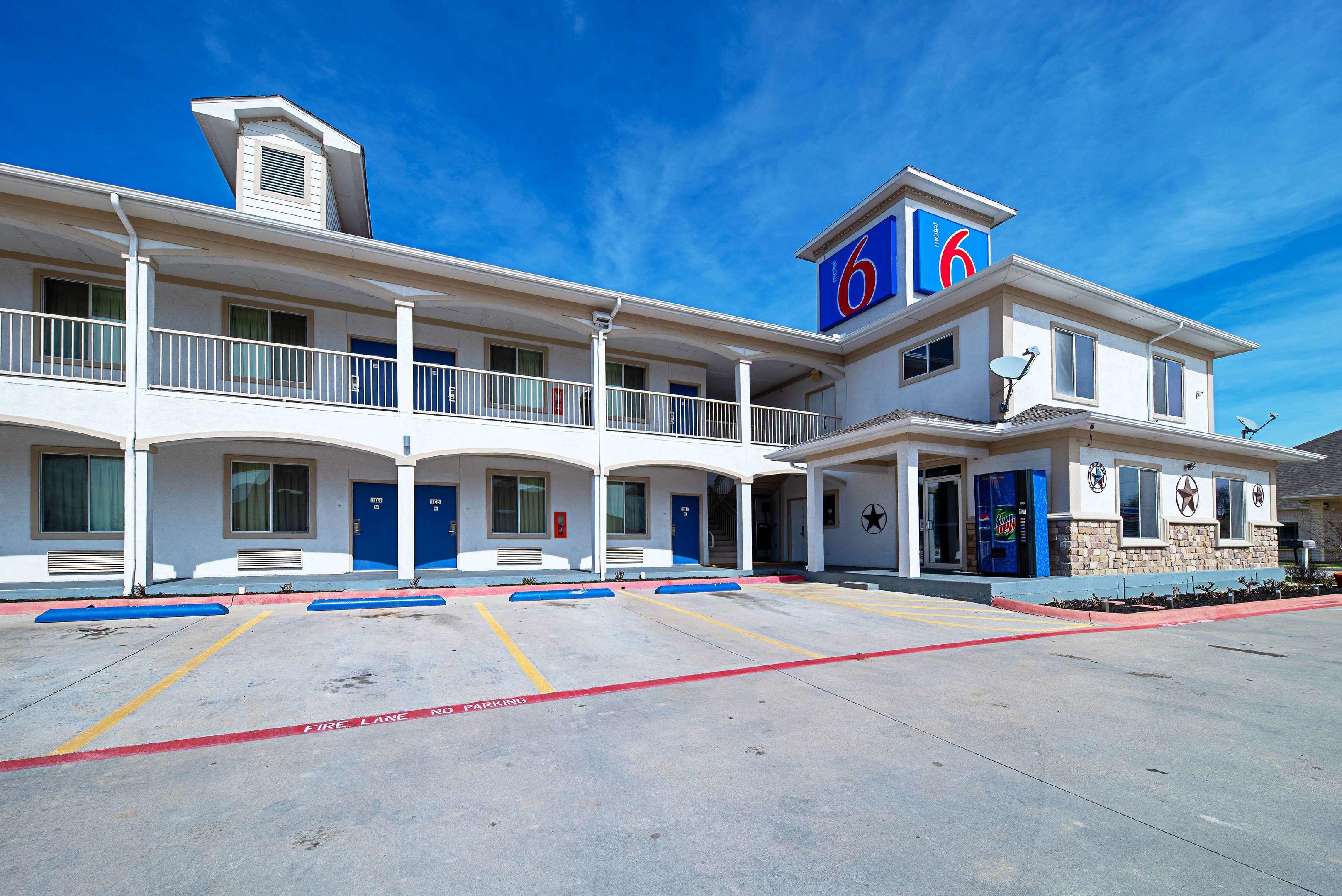 Motel 6 Rhome — photo 4