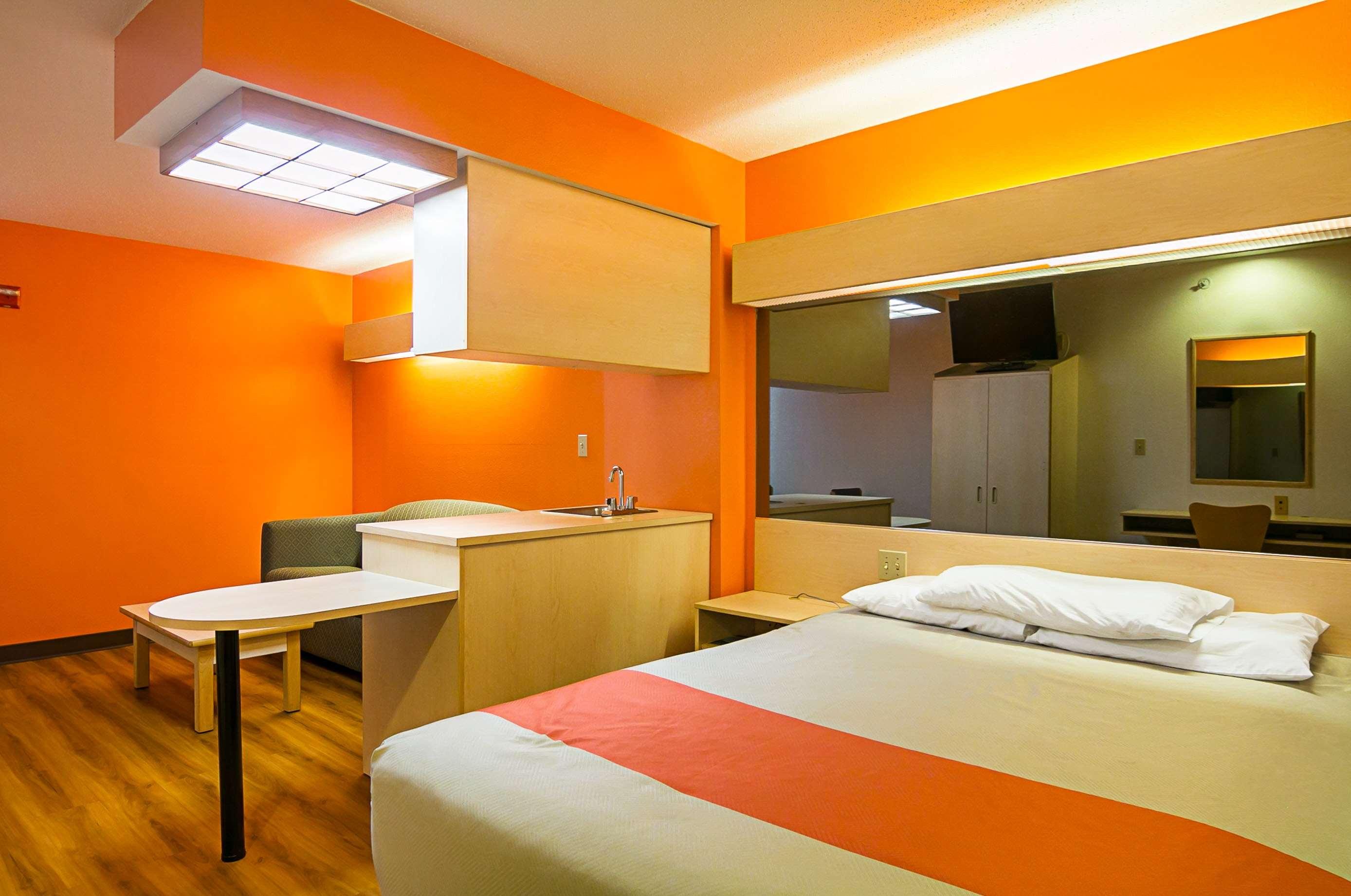 Motel 6 Sycamore — photo 4