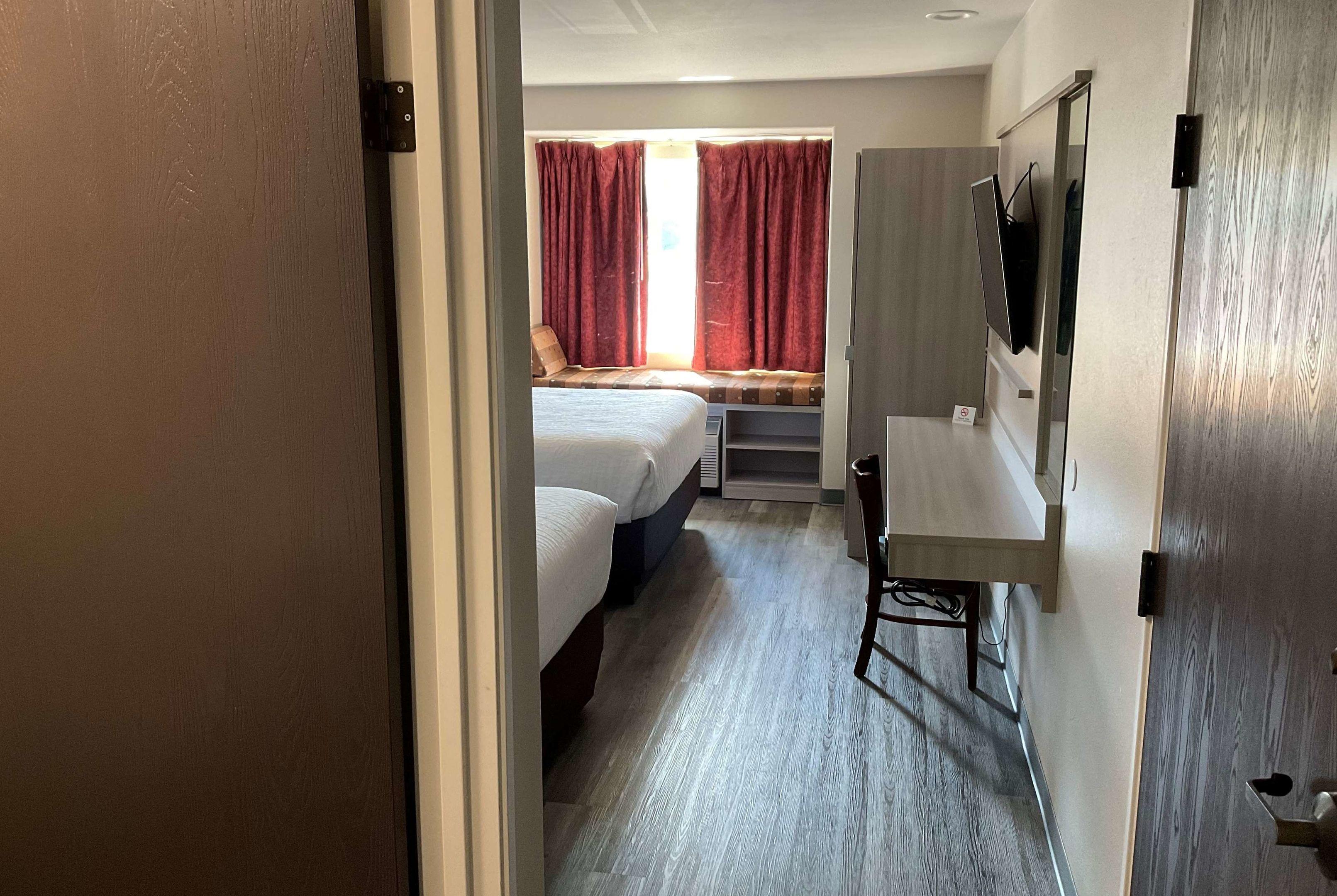 Microtel Inn & Suites by Wyndham Clarksville — photo 4