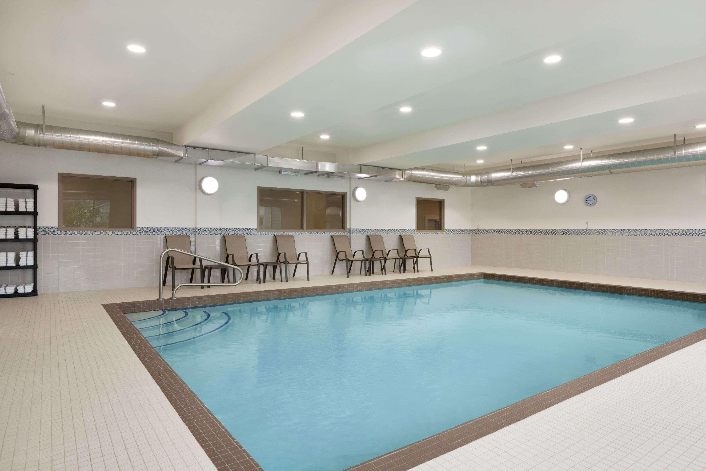 Days Inn & Suites Lindsay — photo 3