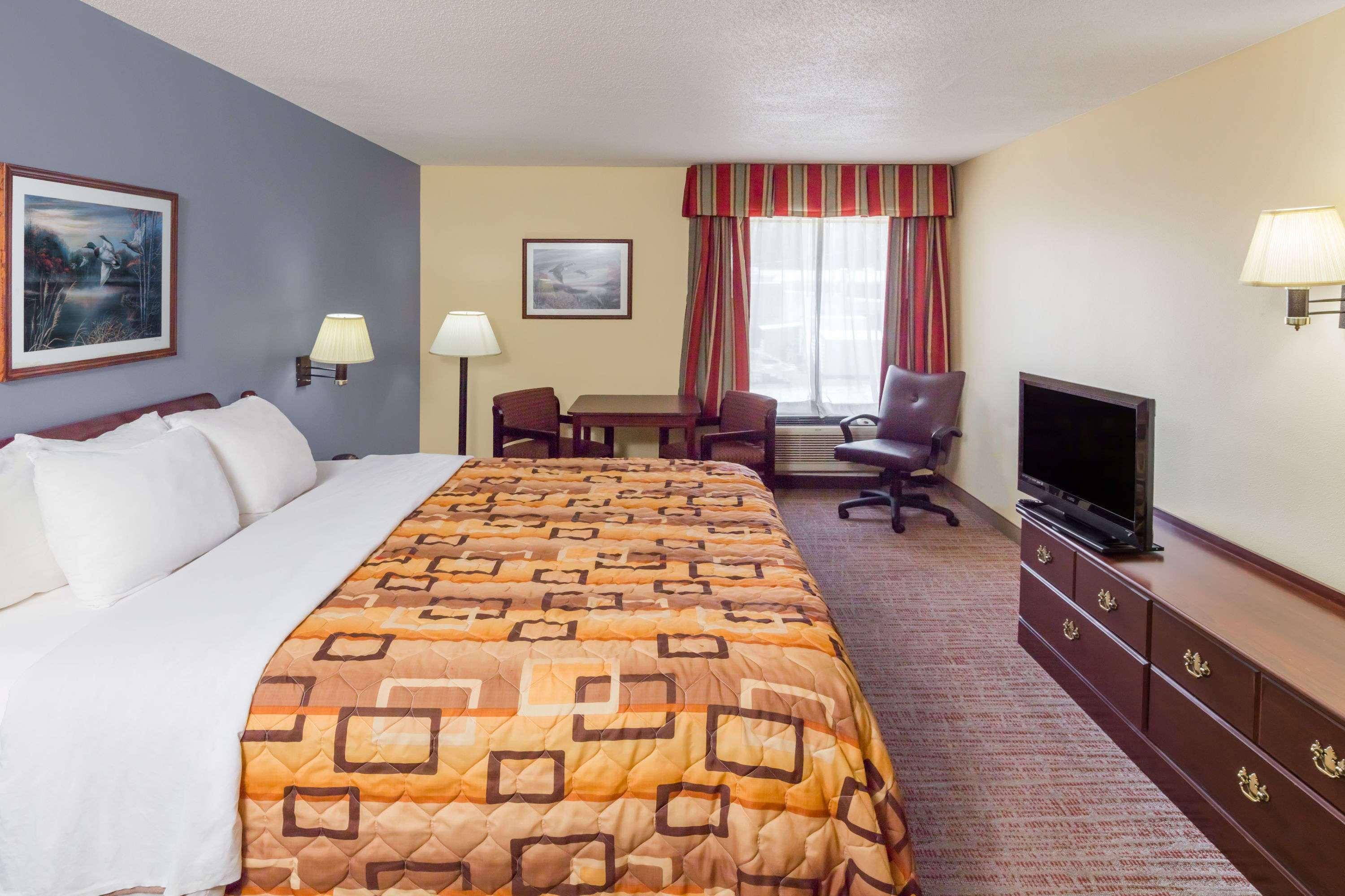 Days Inn by Wyndham Rayne — photo 4