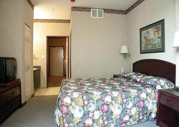 Ramada Hotel & Suites Metrotown — photo 5