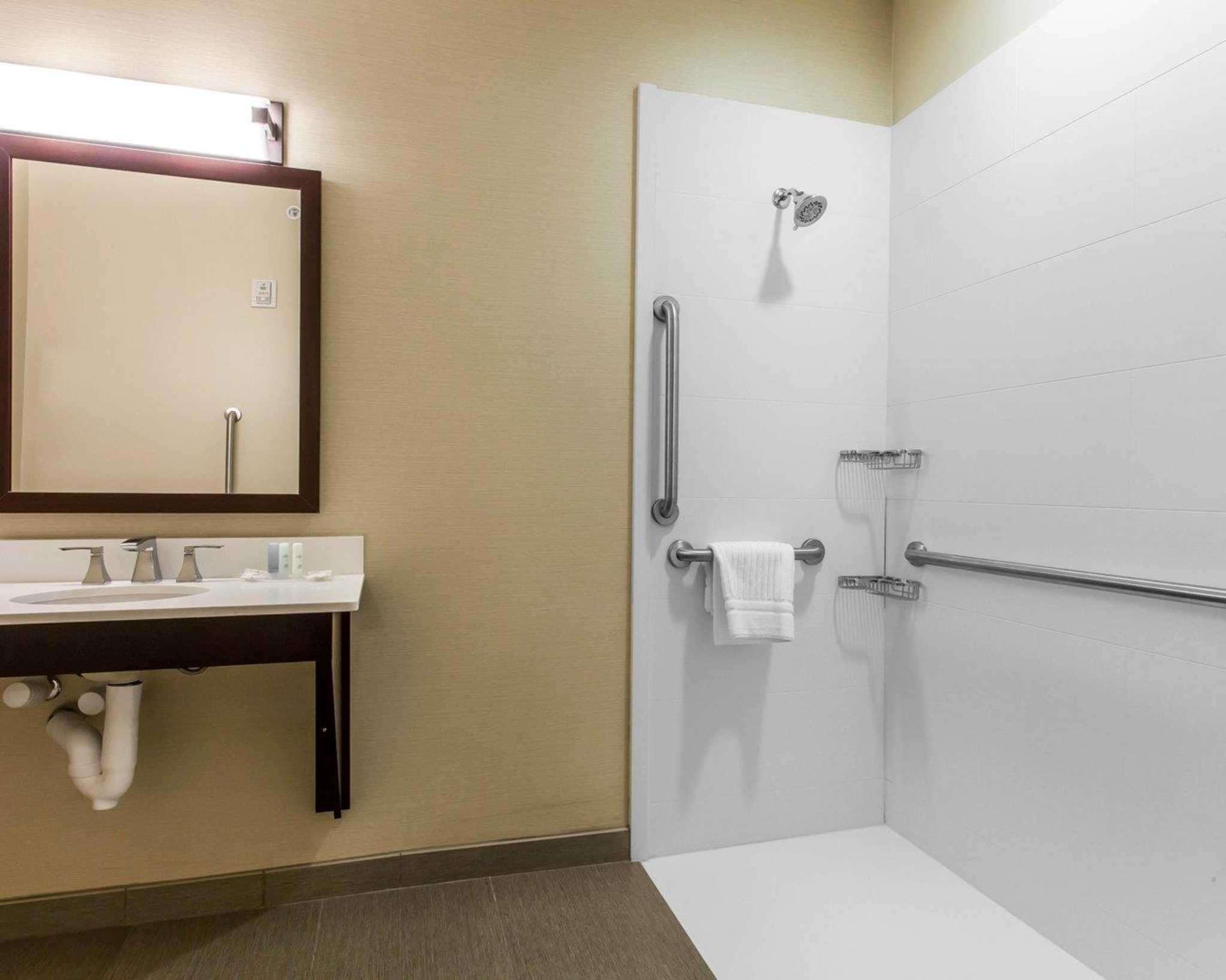 Comfort Suites Youngstown North — photo 5