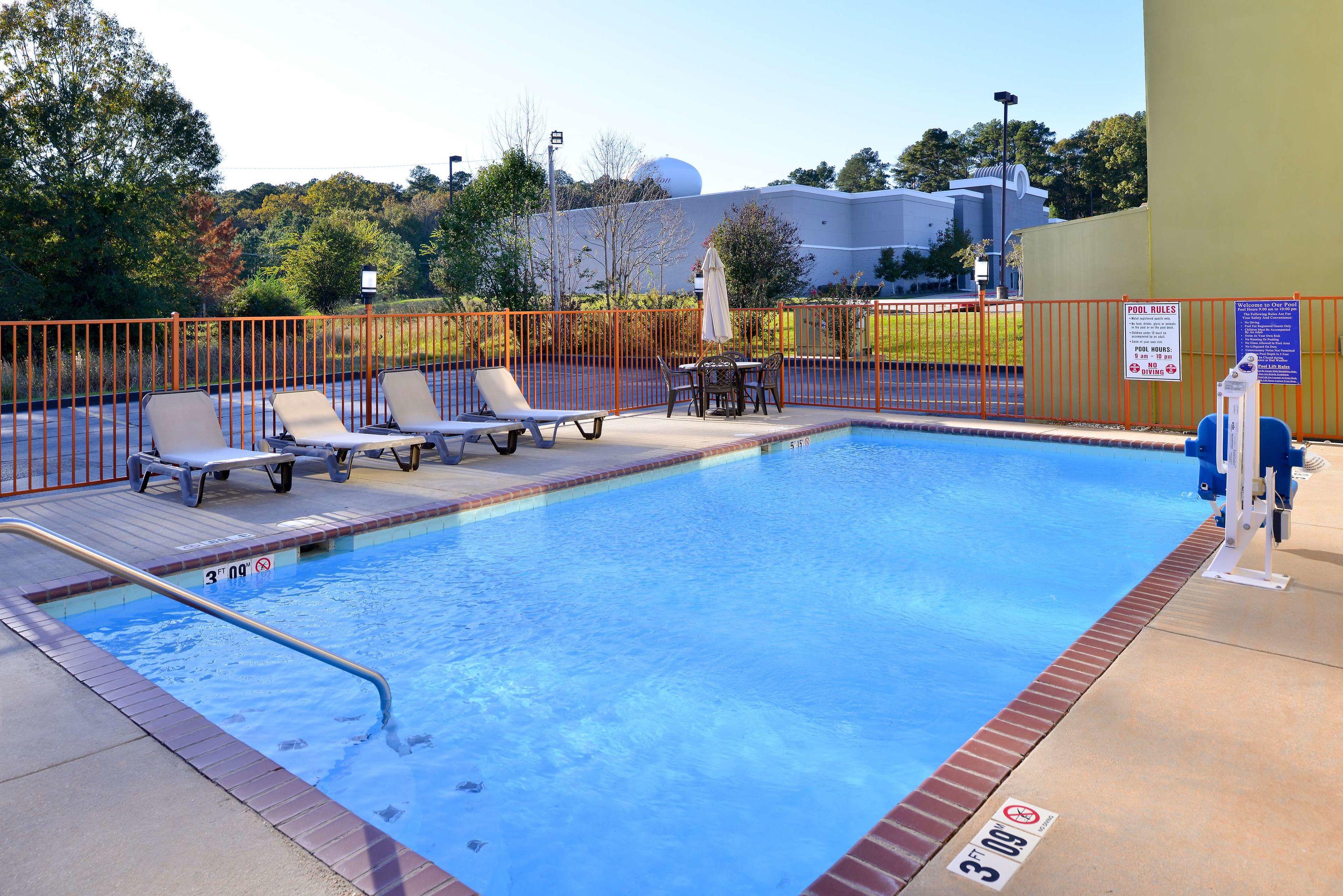 Americas Best Value Inn & Suites Clinton/Jackson — photo 5
