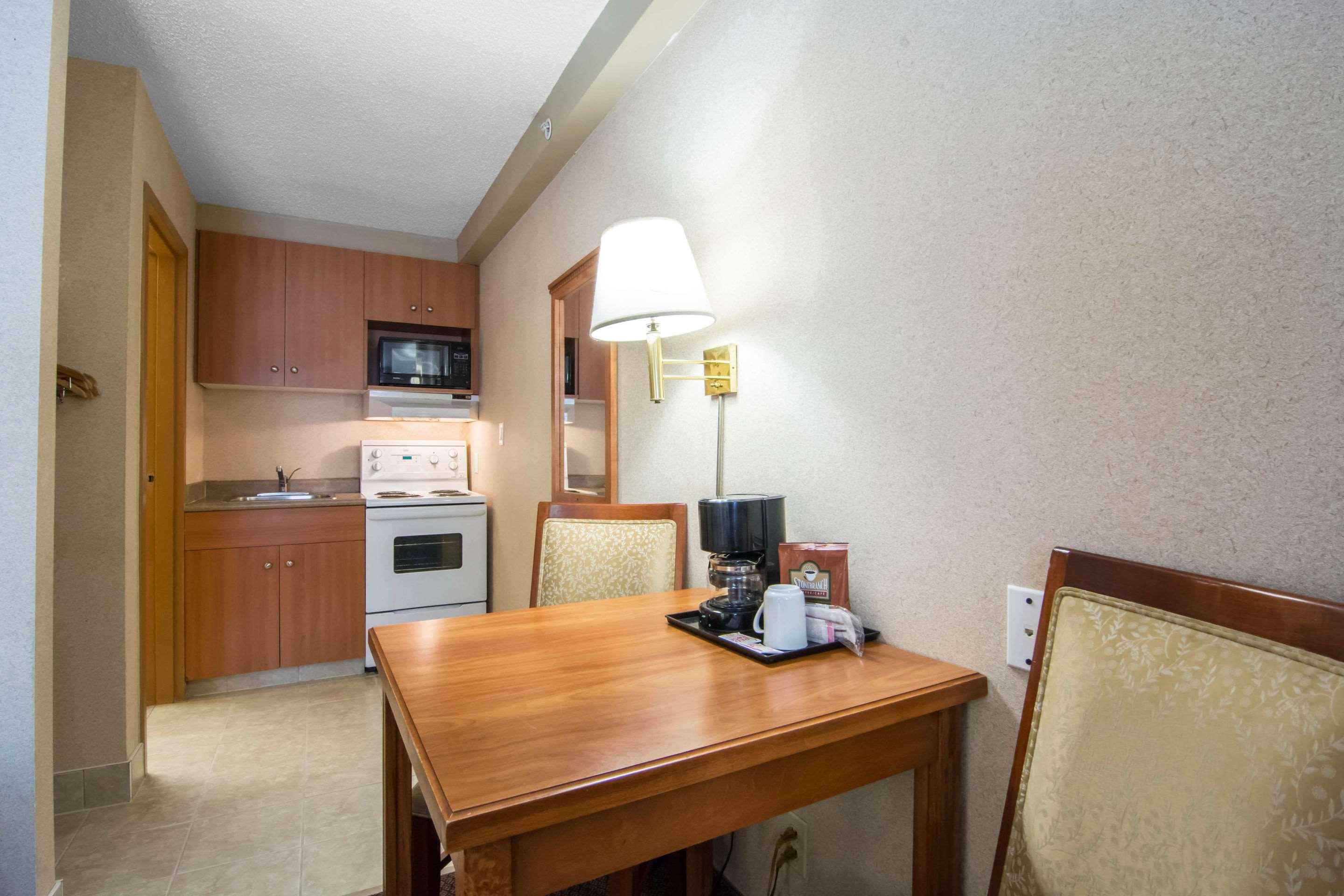 Econo Lodge Inn & Suites University — photo 5