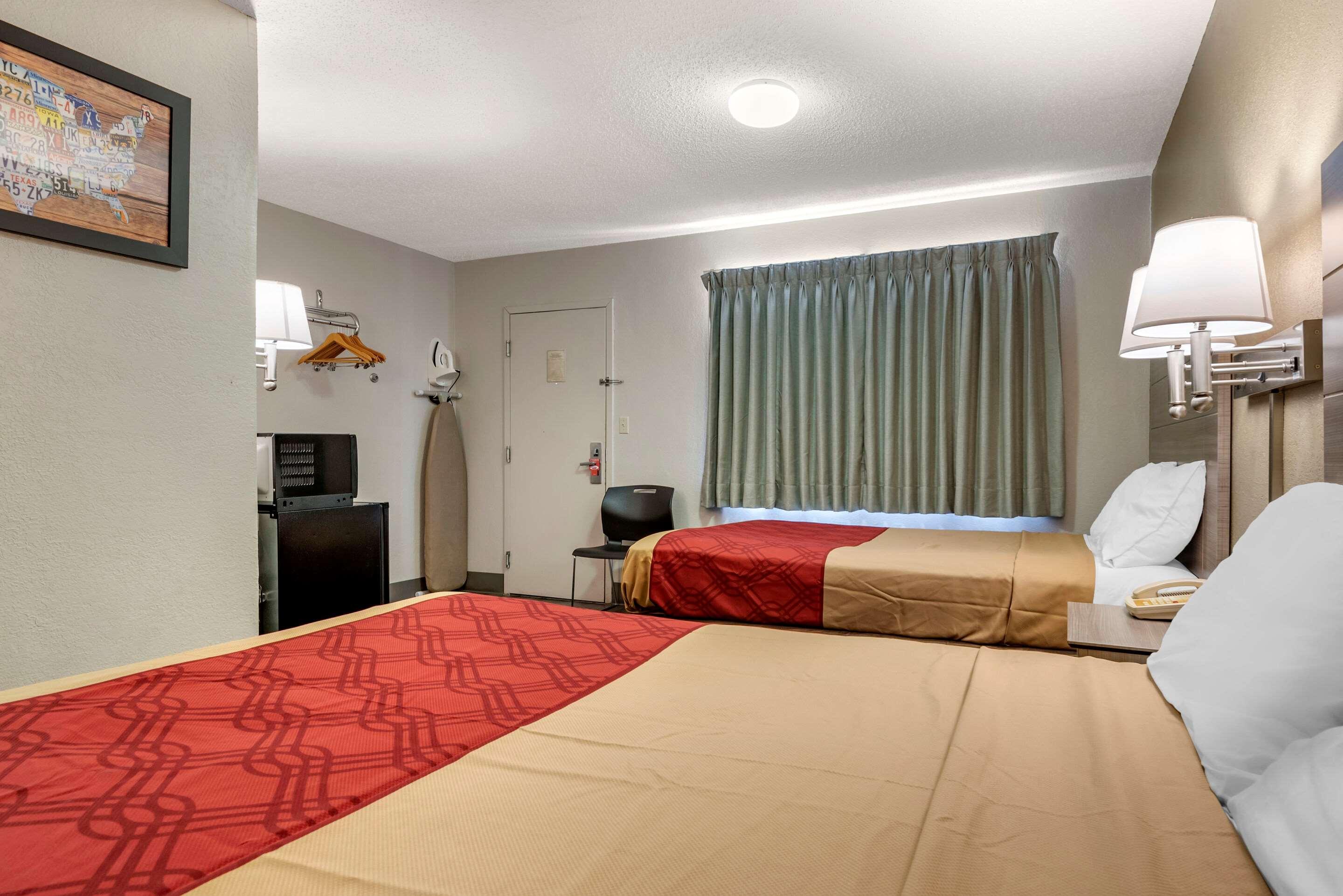 Econo Lodge Dewitt — photo 3