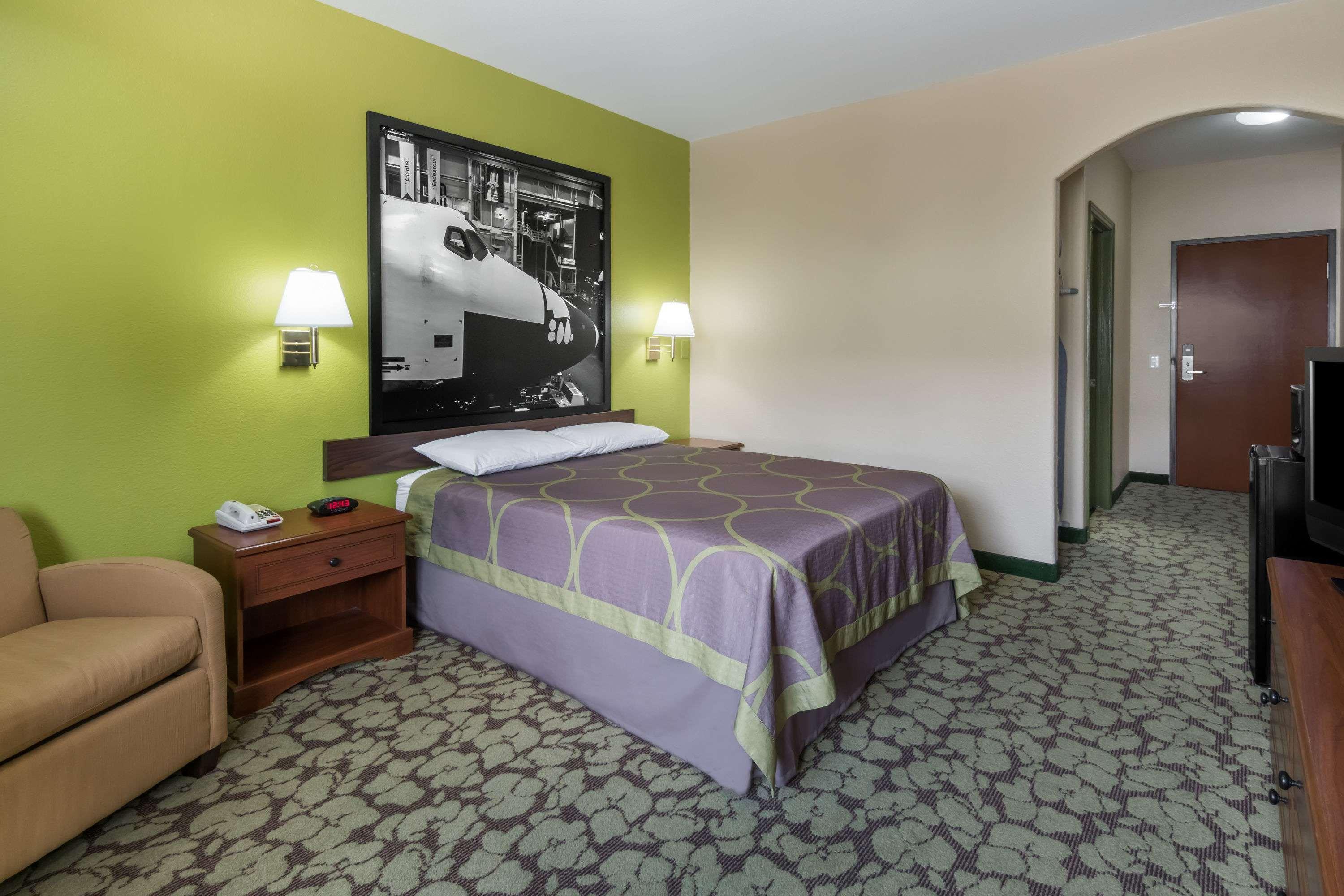 Super 8 by Wyndham Intercontinental Houston TX — photo 4