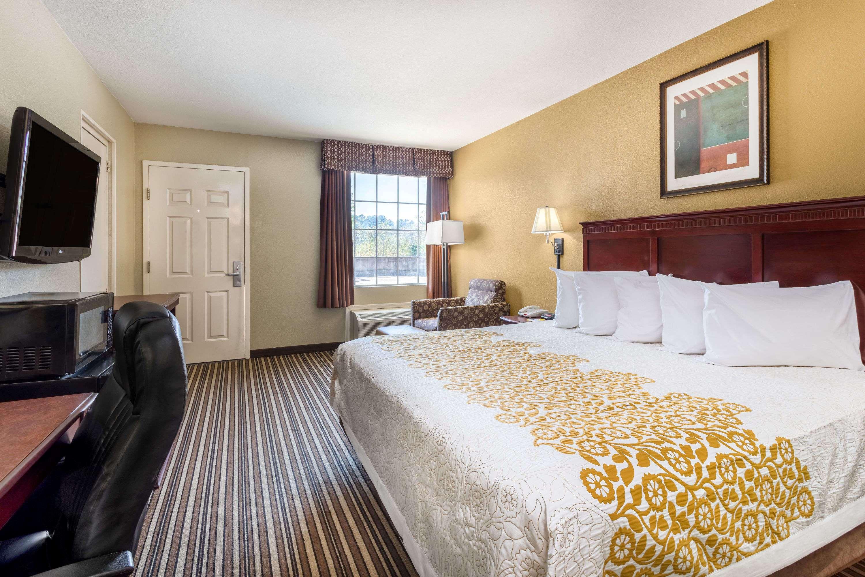 Days Inn By Wyndham Leesville — photo 4