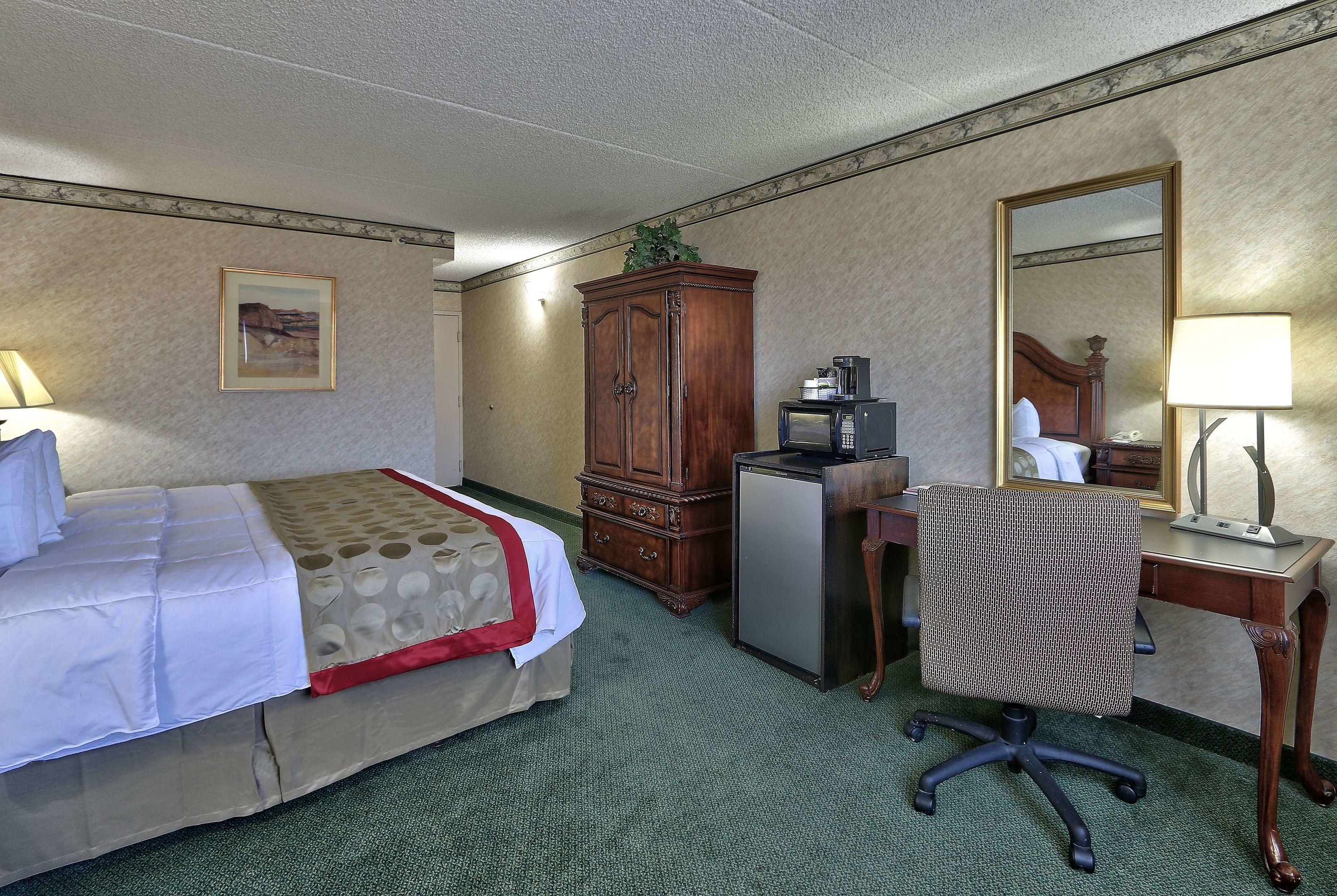 Ramada Plaza by Wyndham Albuquerque Midtown — photo 4