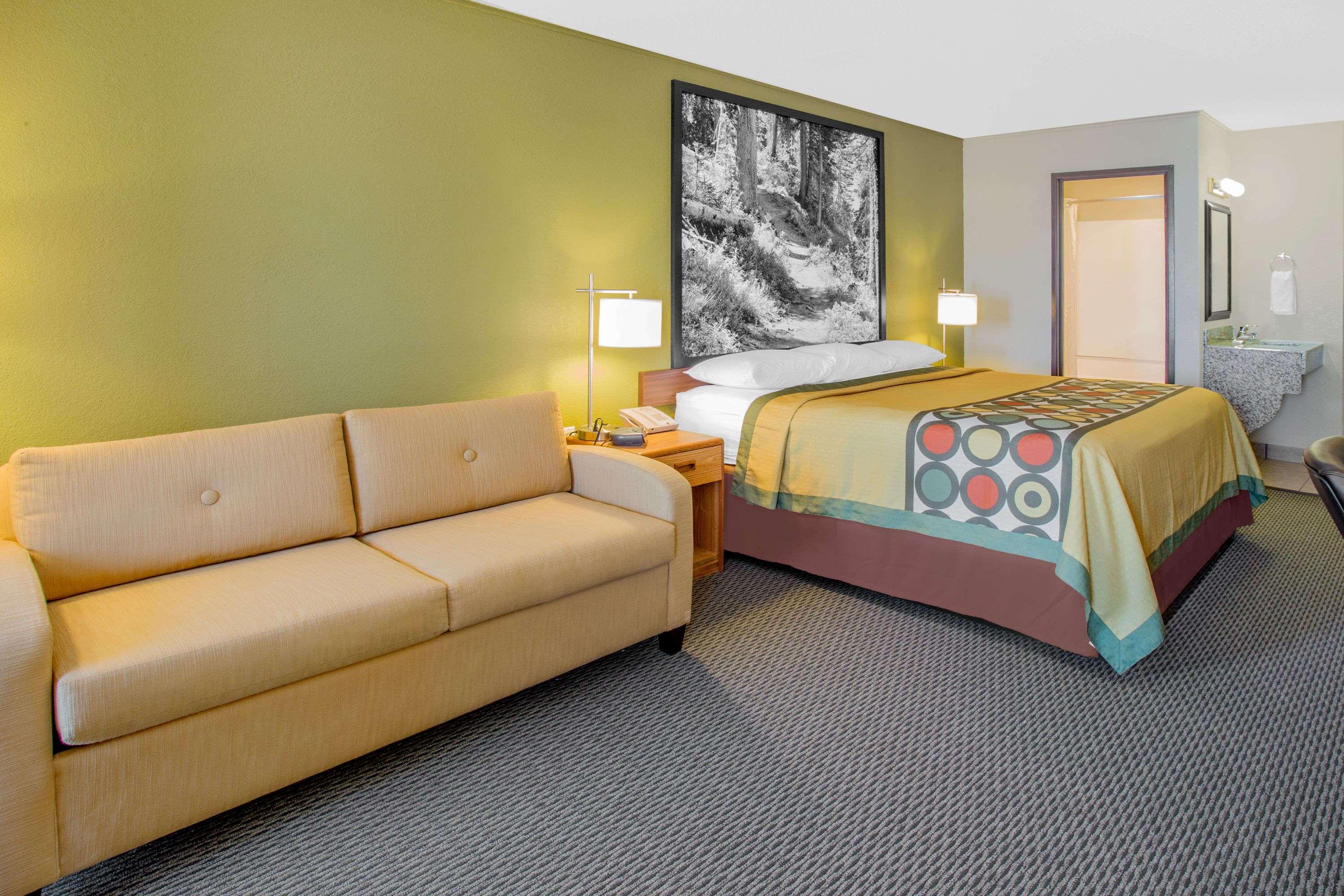 Super 8 by Wyndham Windsor/Madison North — photo 4