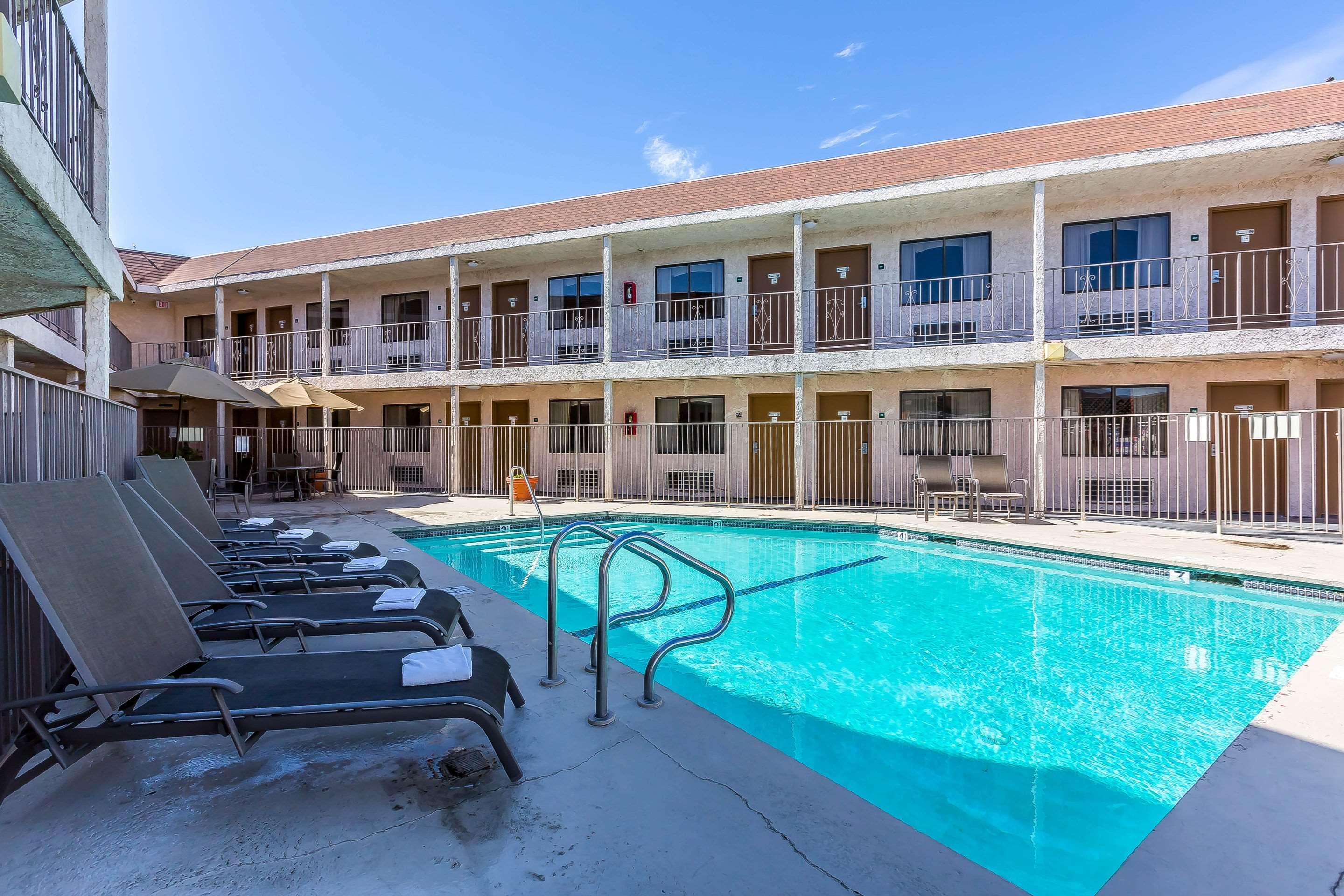 Rodeway Inn Magic Mountain Area — photo 4