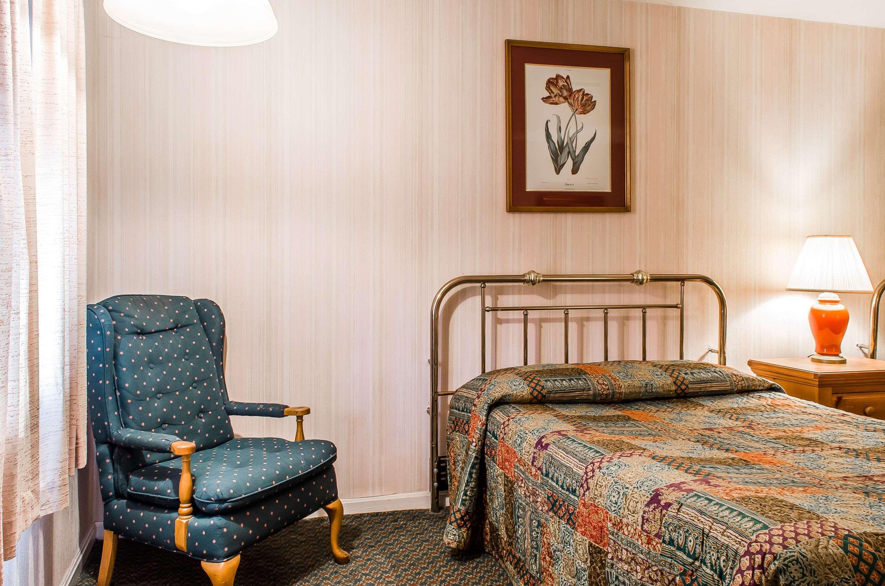 Rodeway Inn Akron — photo 4