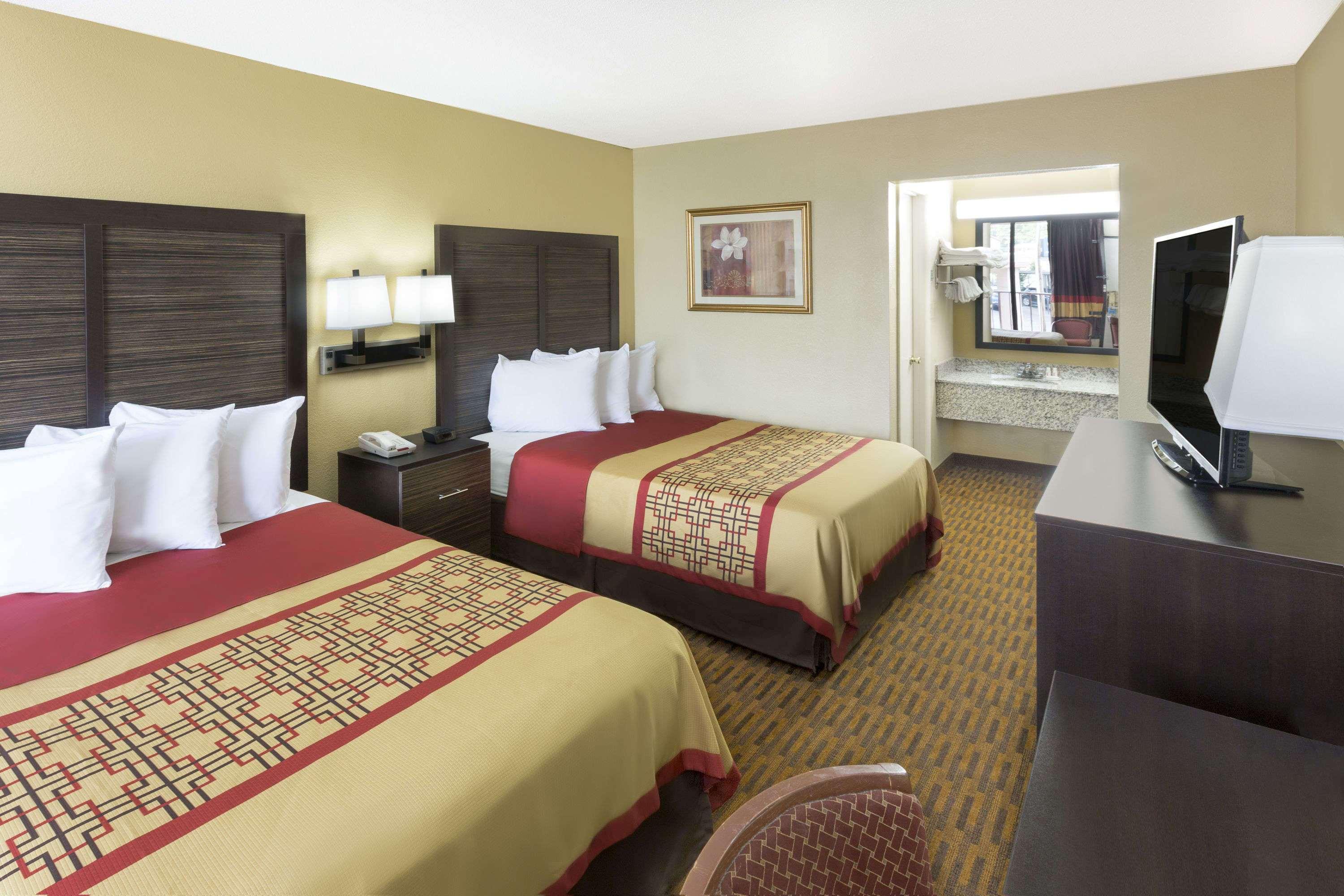 Days Inn Columbus-North Fort Benning-Airport — photo 4