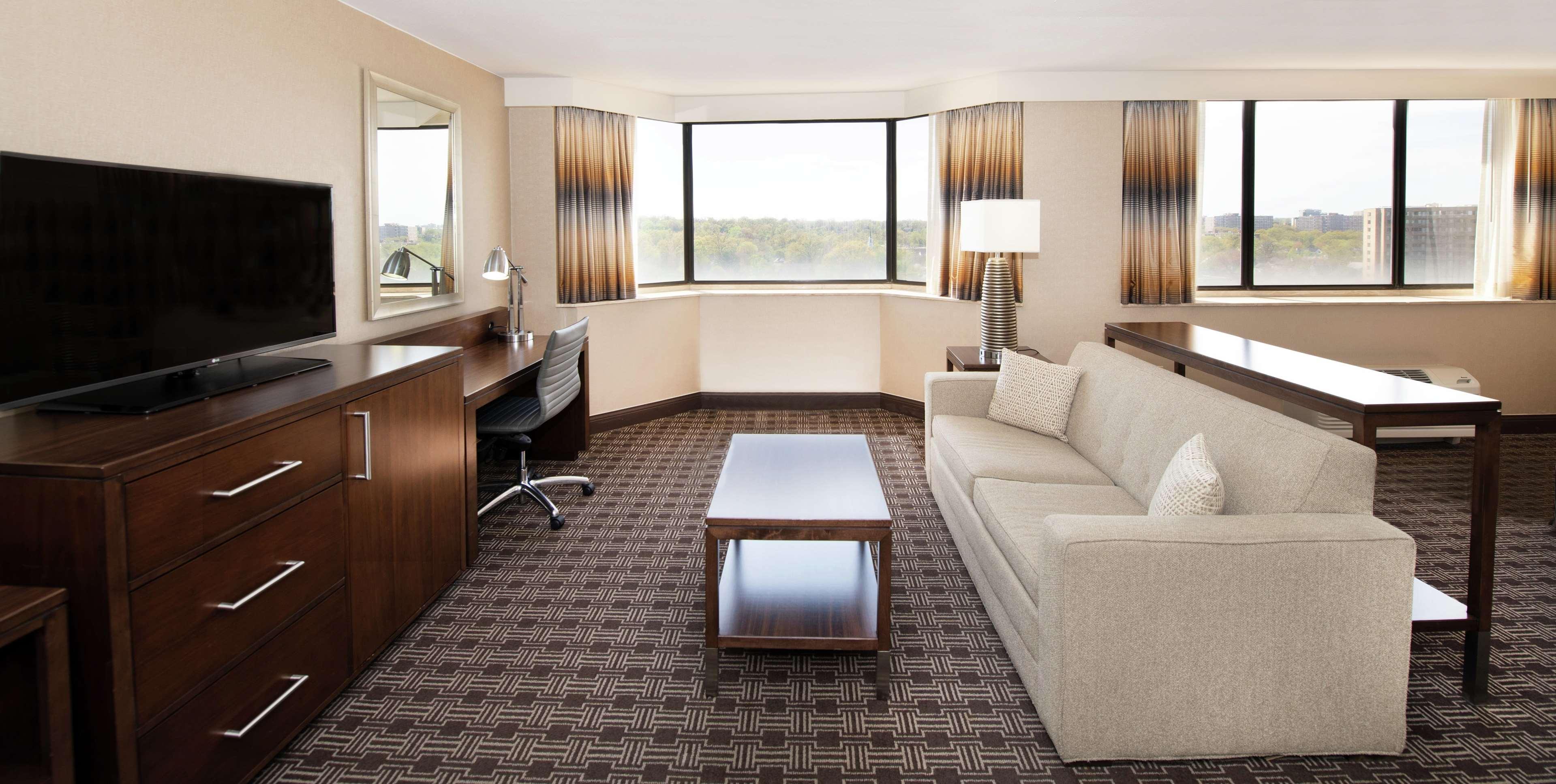 Hilton Crystal City at Washington Reagan National Airport — photo 5