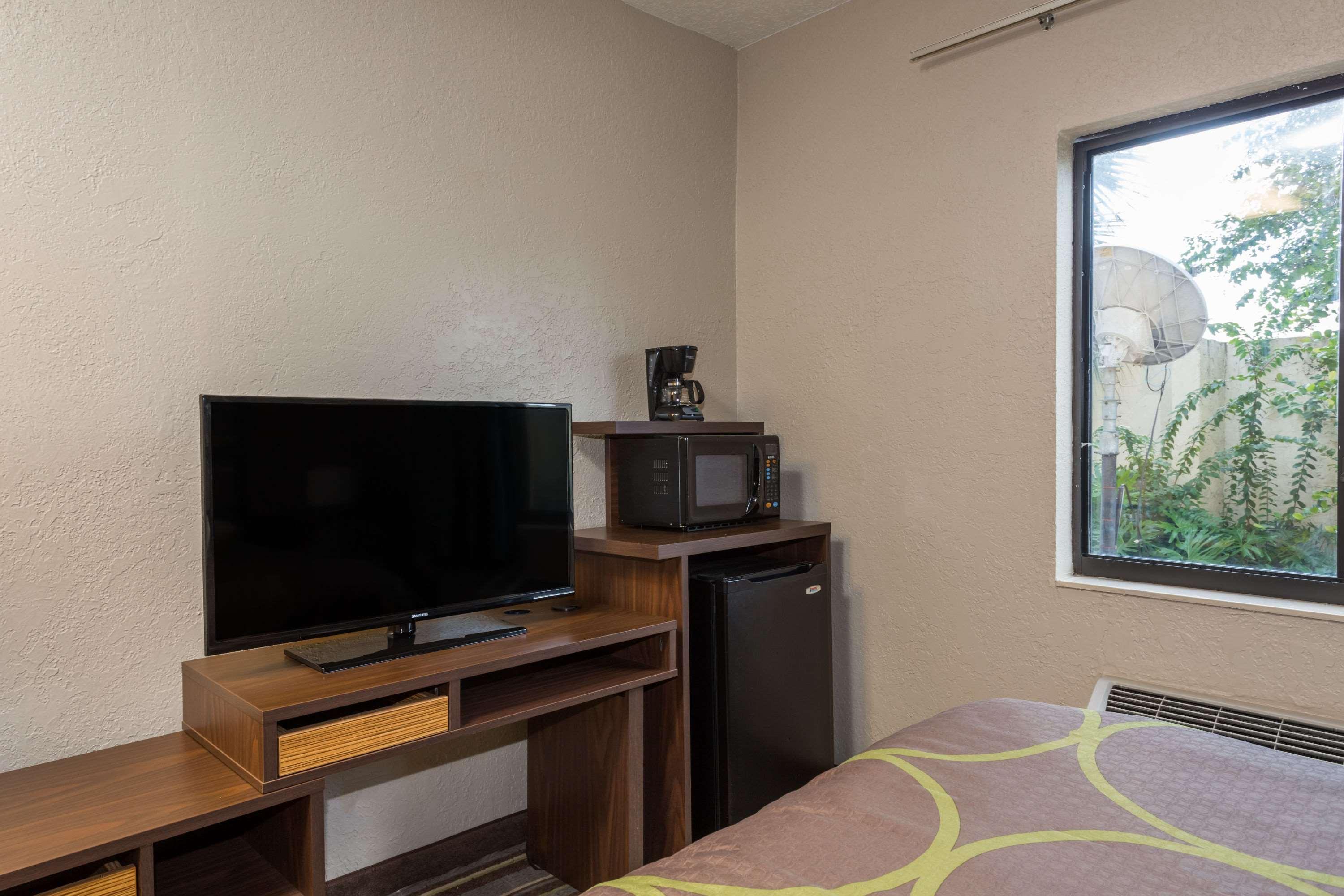 Super 8 by Wyndham Pompano Beach — photo 4