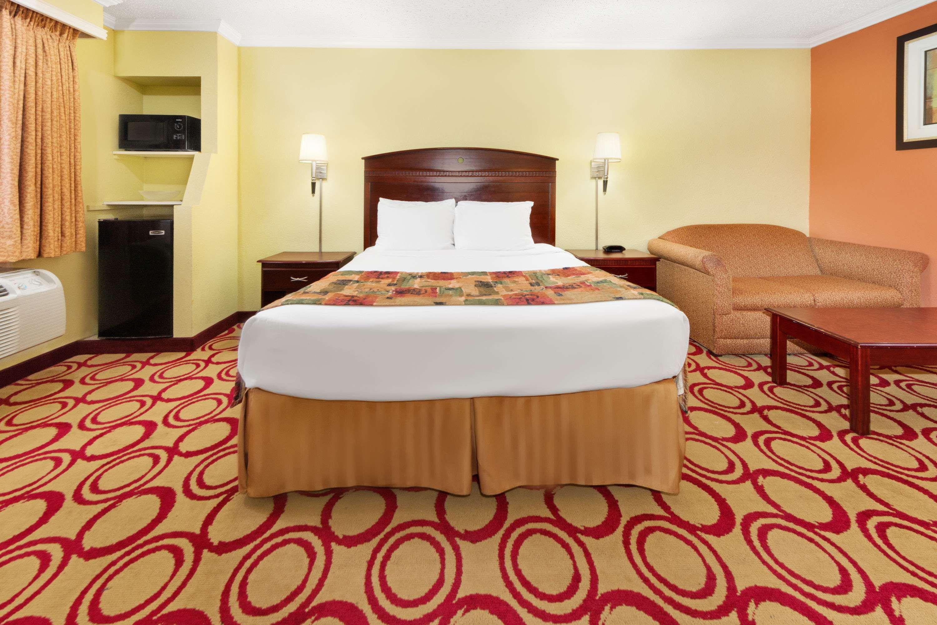 Days Inn by Wyndham Plainview — photo 4