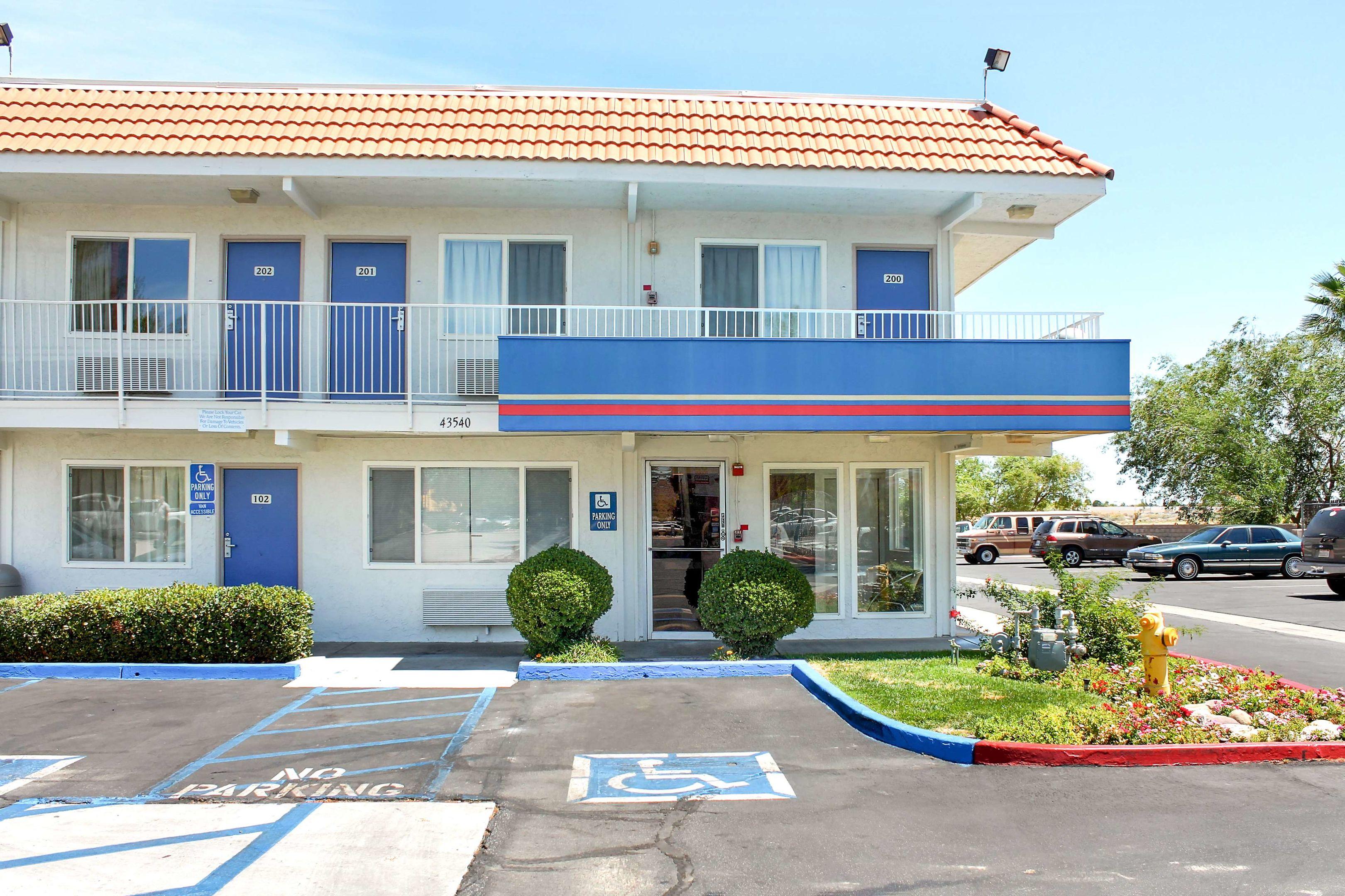Motel 6 Lancaster — photo 4