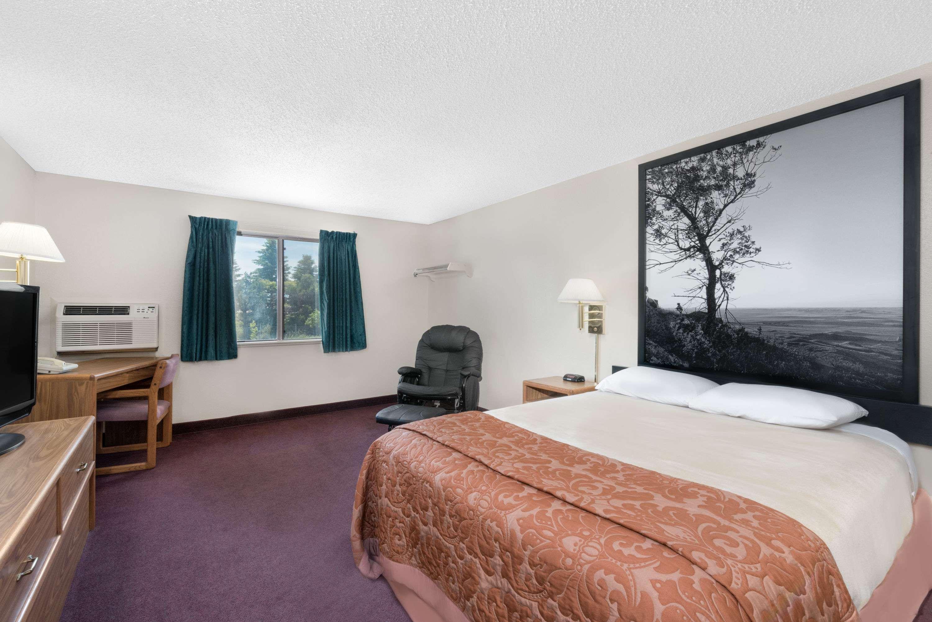 Super 8 by Wyndham Valley City — photo 4
