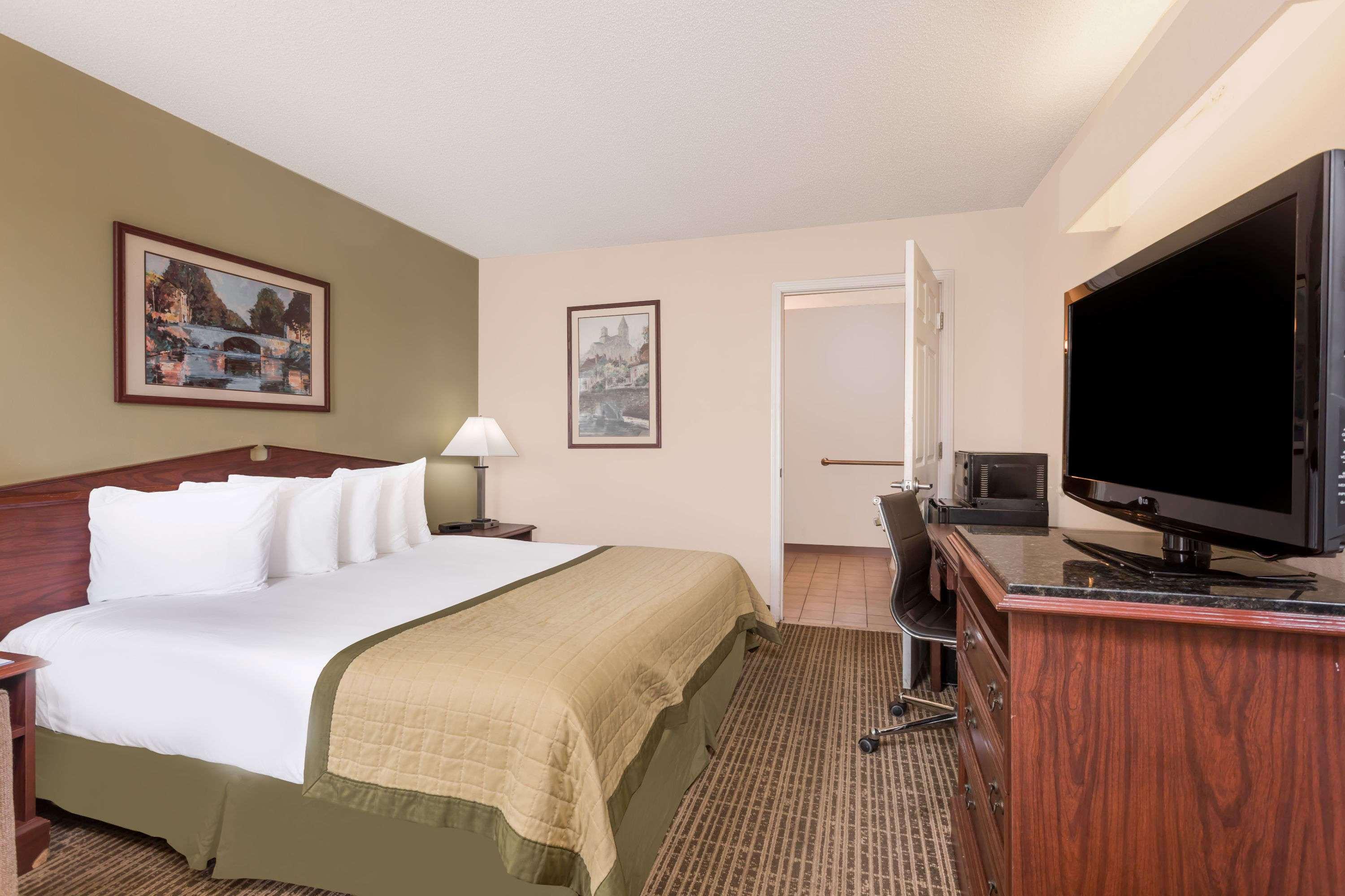 Baymont Inn & Suites Albany at Albany Mall — photo 4