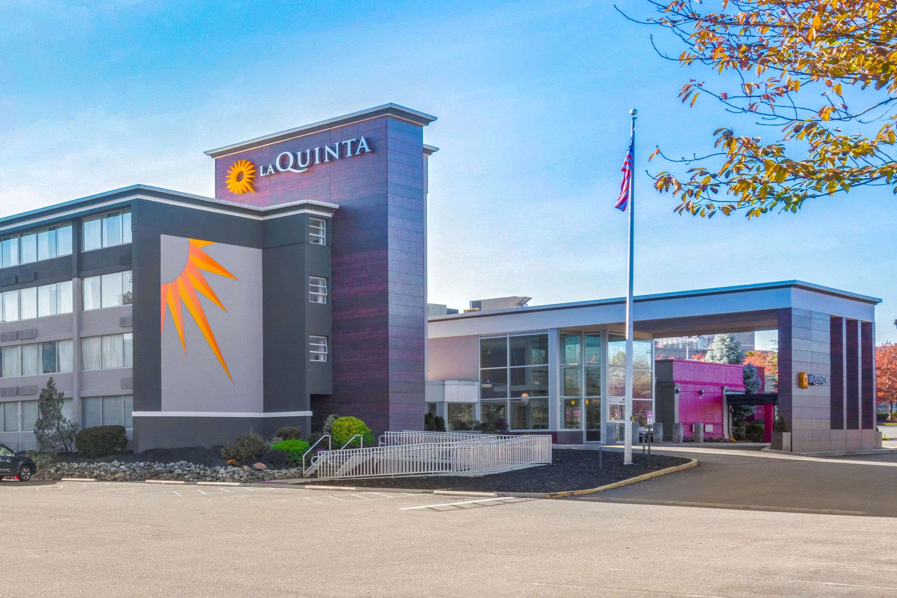 La Quinta Inn & Suites by Wyndham Clifton/Rutherford — photo 3