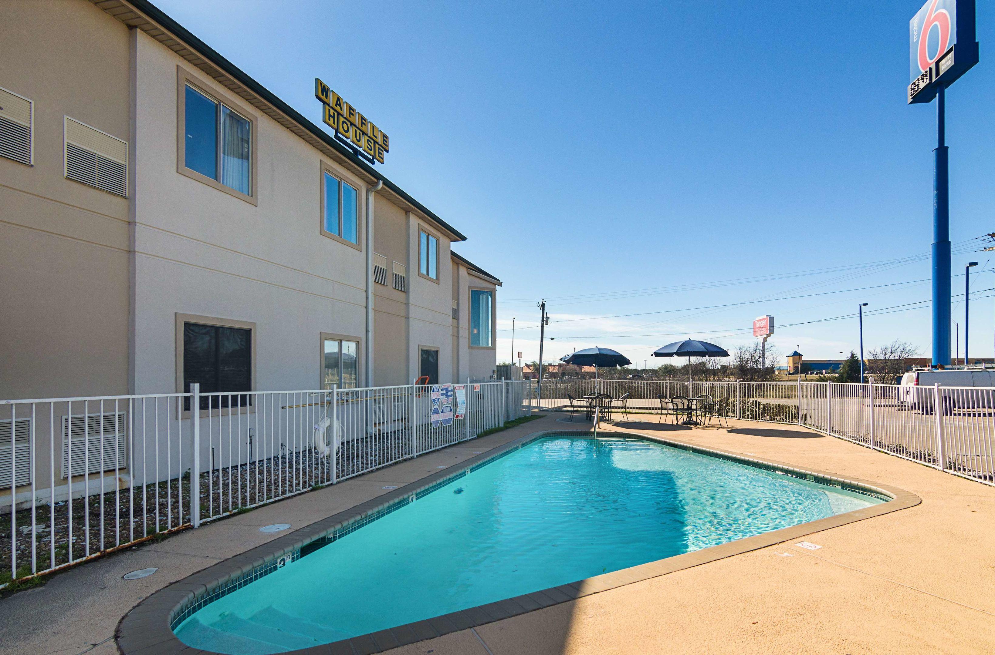 Motel 6 Terrell — photo 4