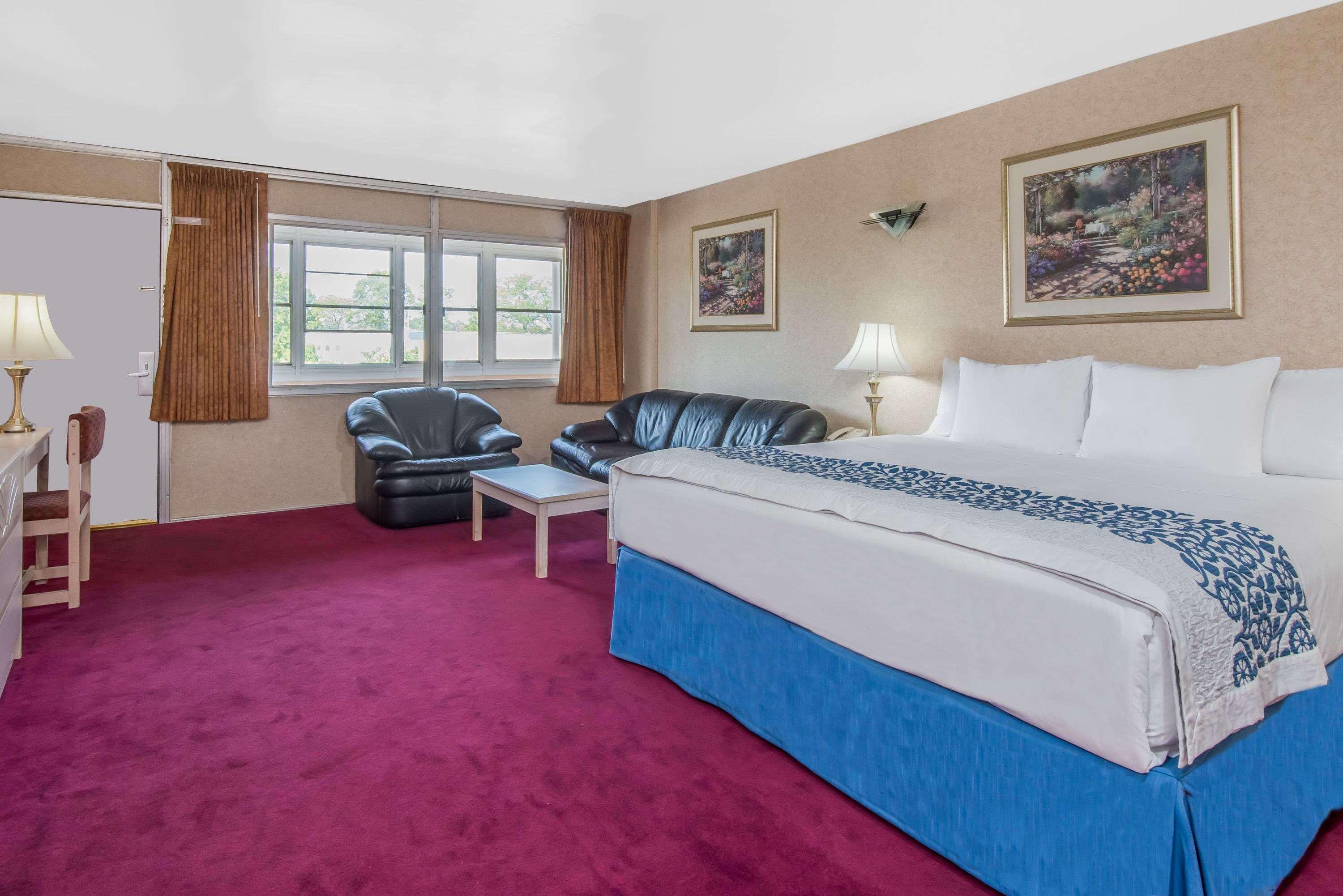 Days Inn by Wyndham Hicksville Long Island — photo 4
