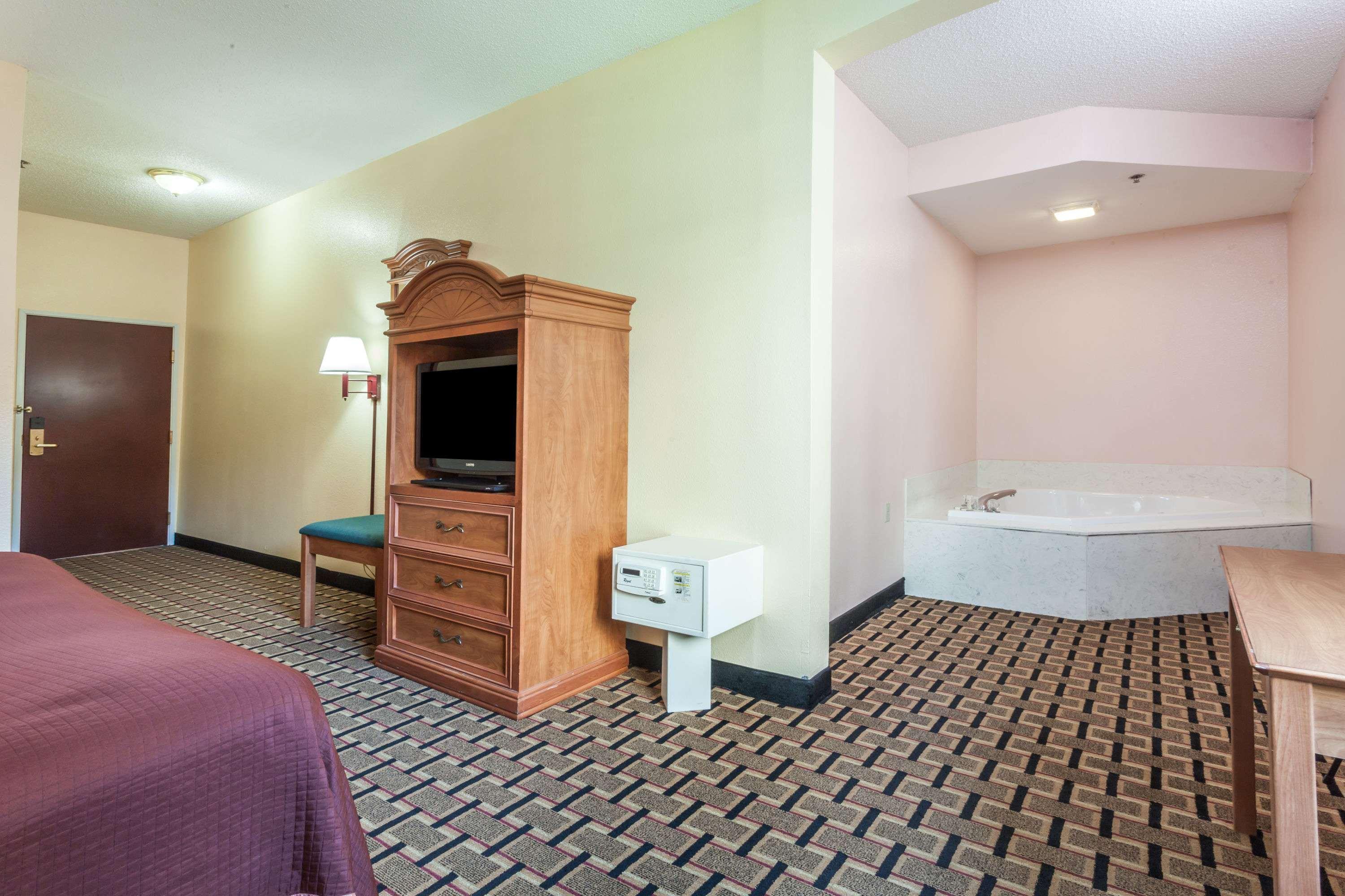 Howard Johnson by Wyndham Airport — photo 4