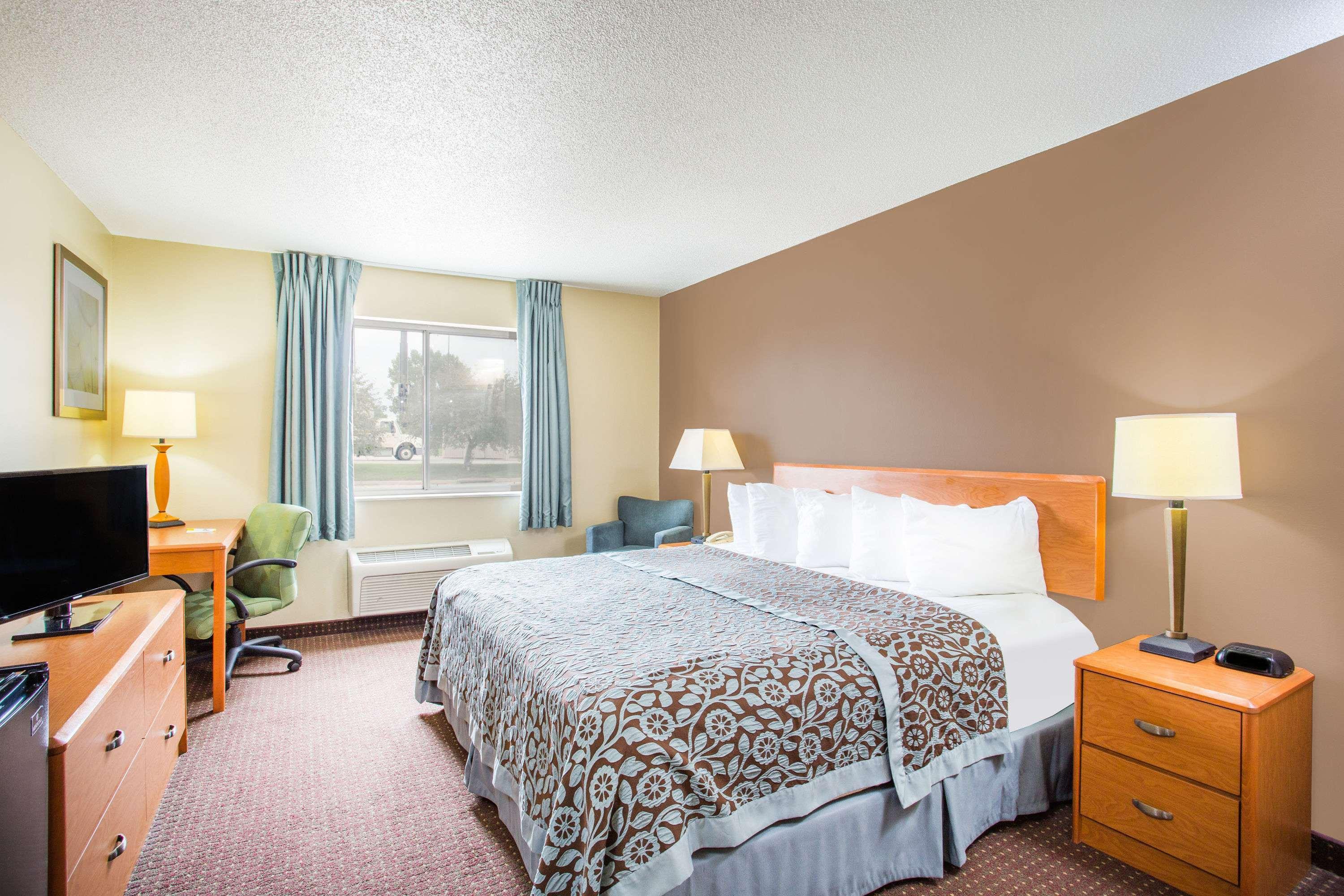 Days Inn by Wyndham Evansdale Waterloo — photo 3