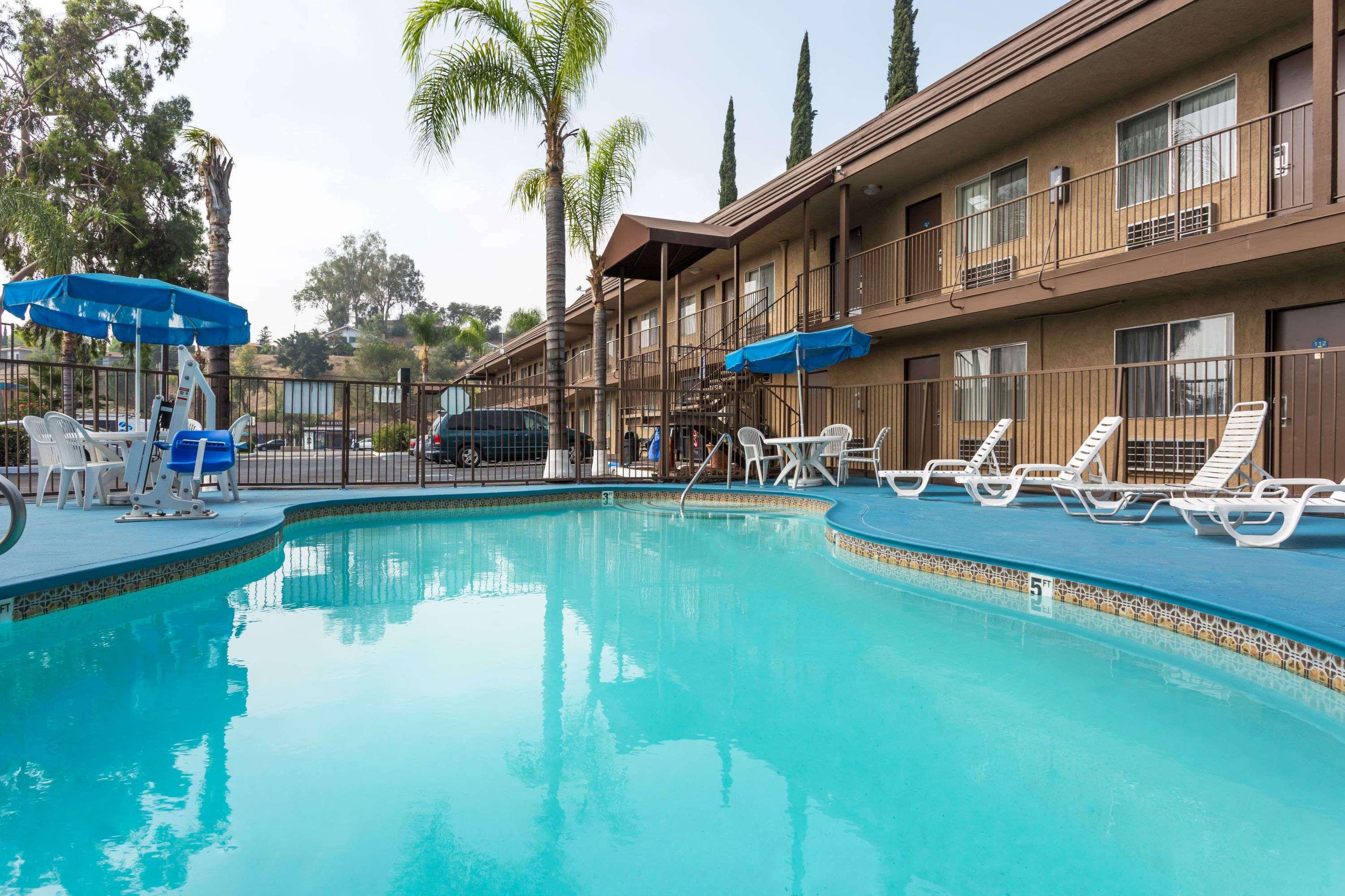 Days Inn by Wyndham San Bernardino — photo 4