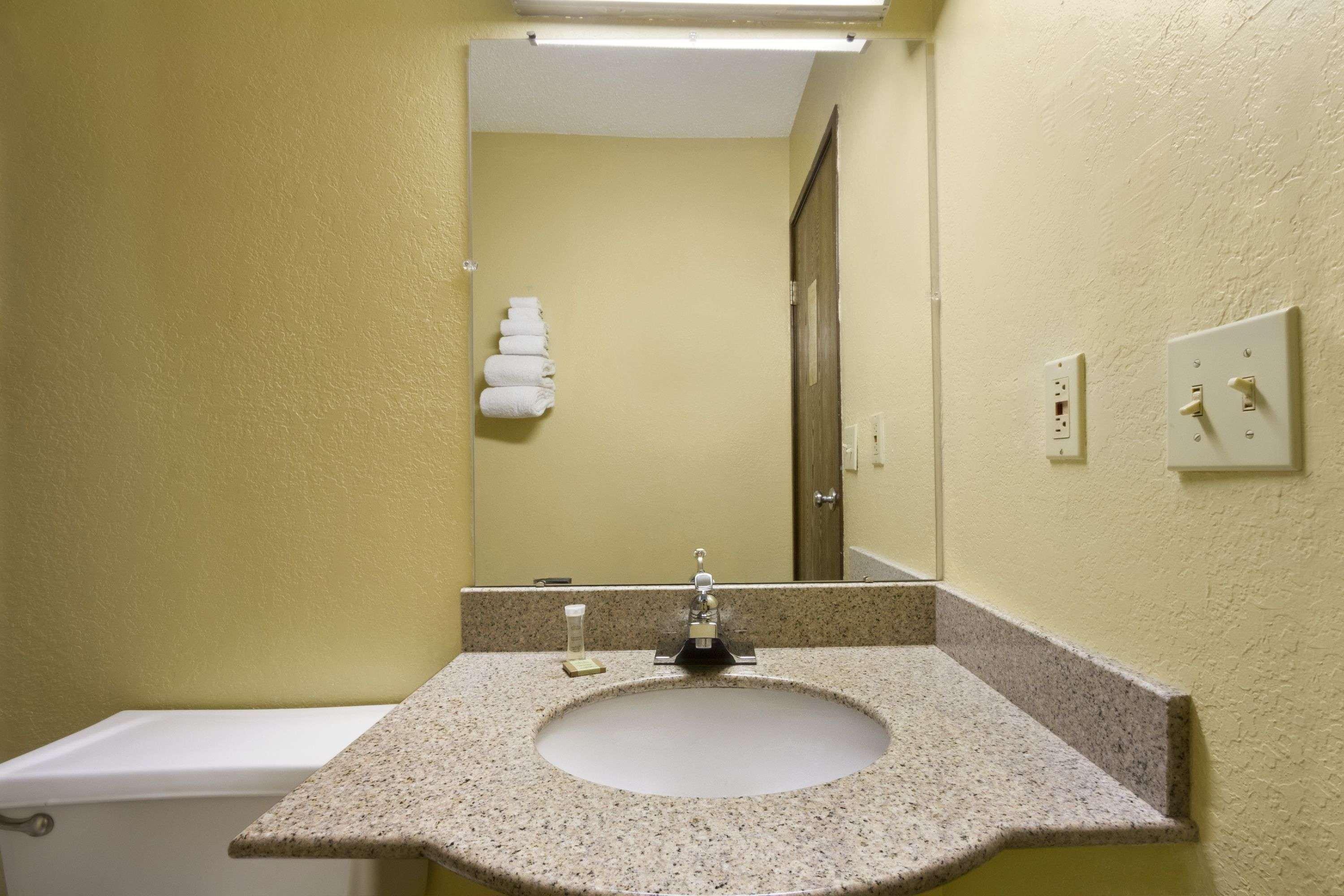 Super 8 by Wyndham Huntsville Alabama — photo 4