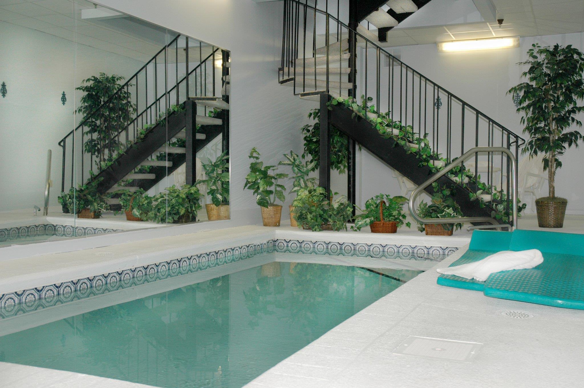 Meadowbrook Inn & Suites — photo 5