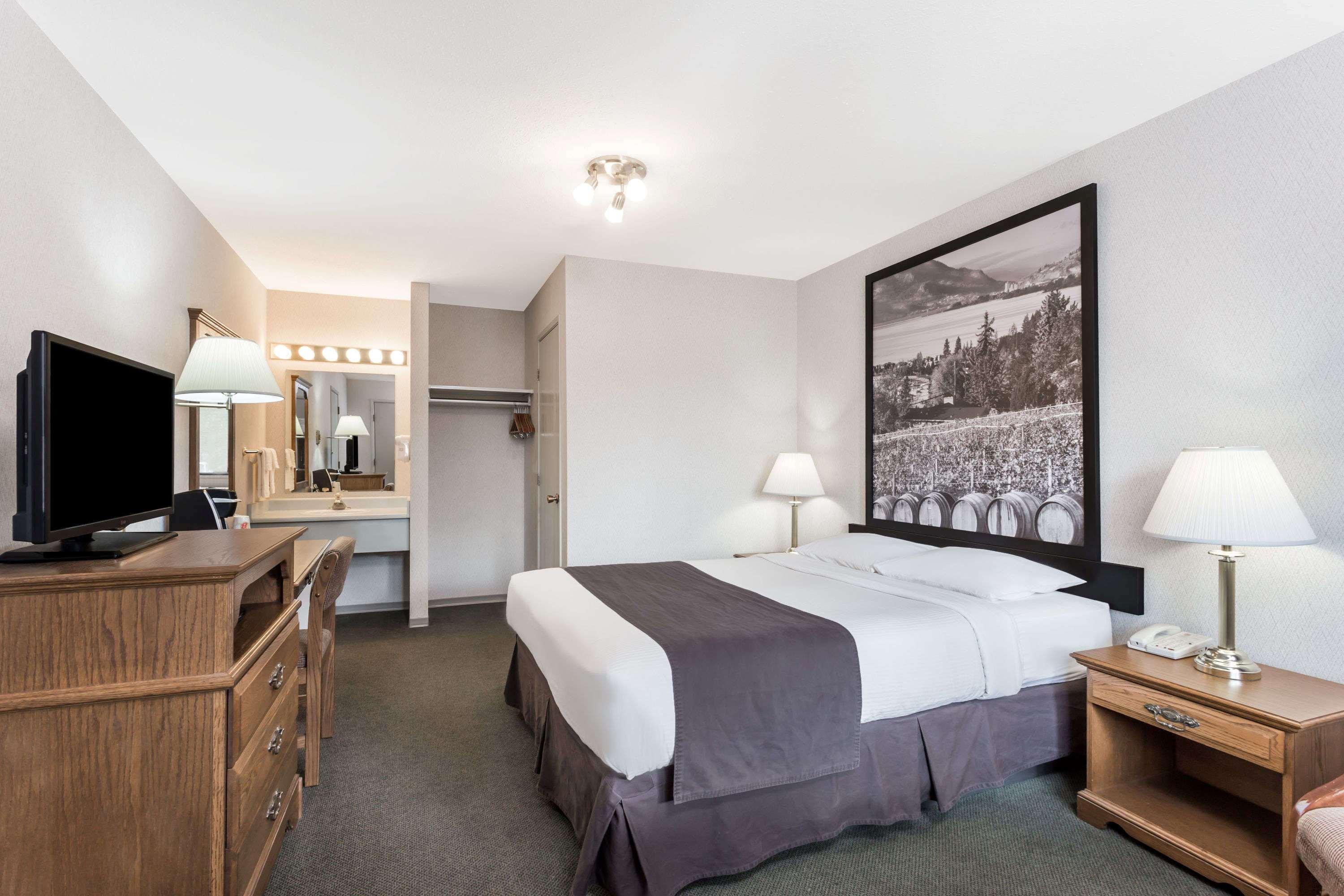 Super 8 by Wyndham Kelowna BC — photo 4