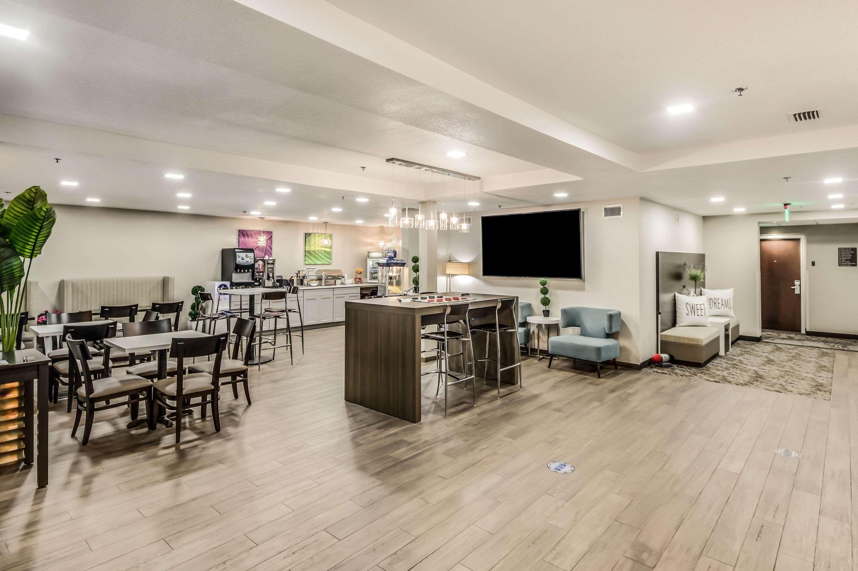 Kingsland Inn & Suites — photo 5