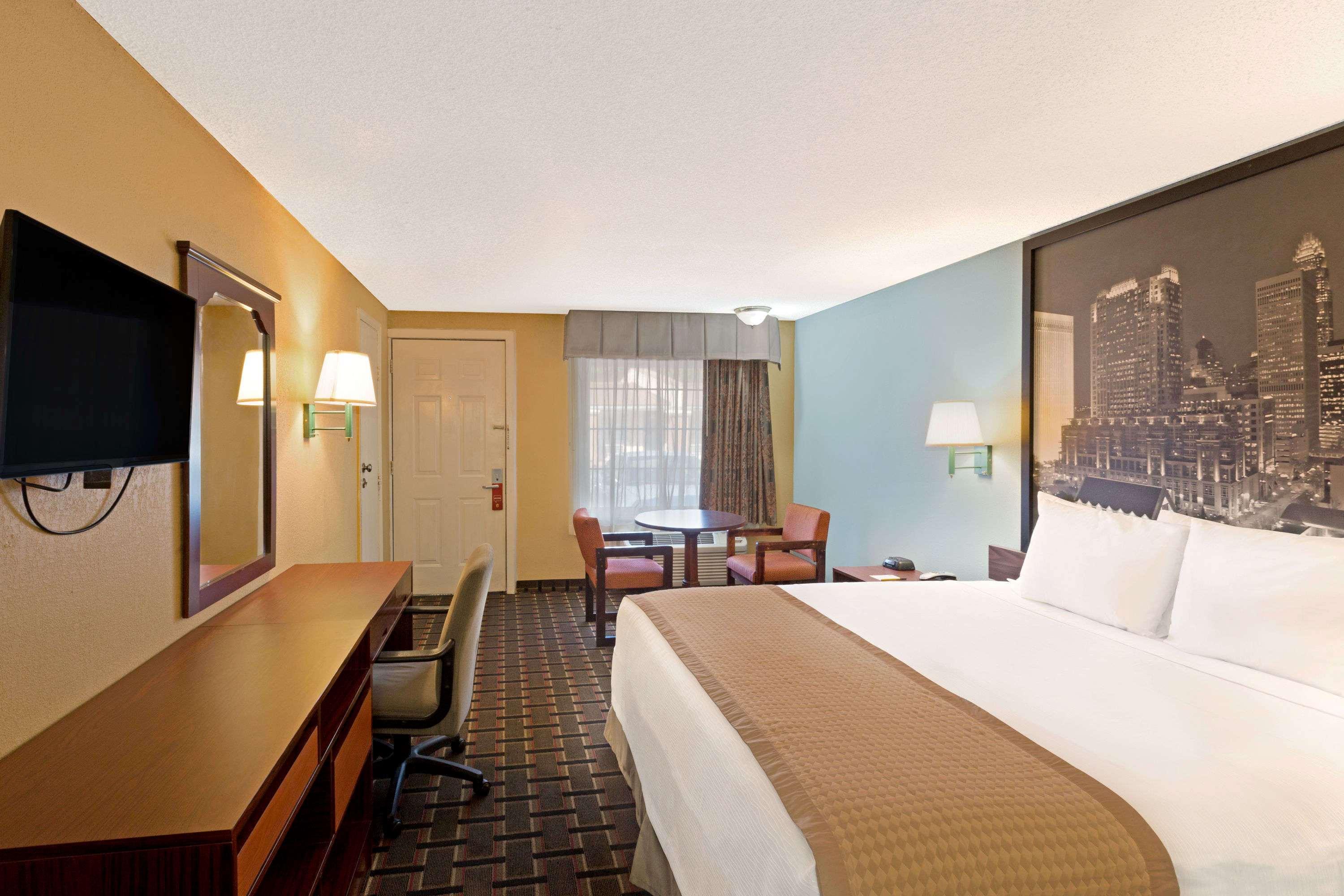 Super 8 by Wyndham Charlotte Airport North — photo 3