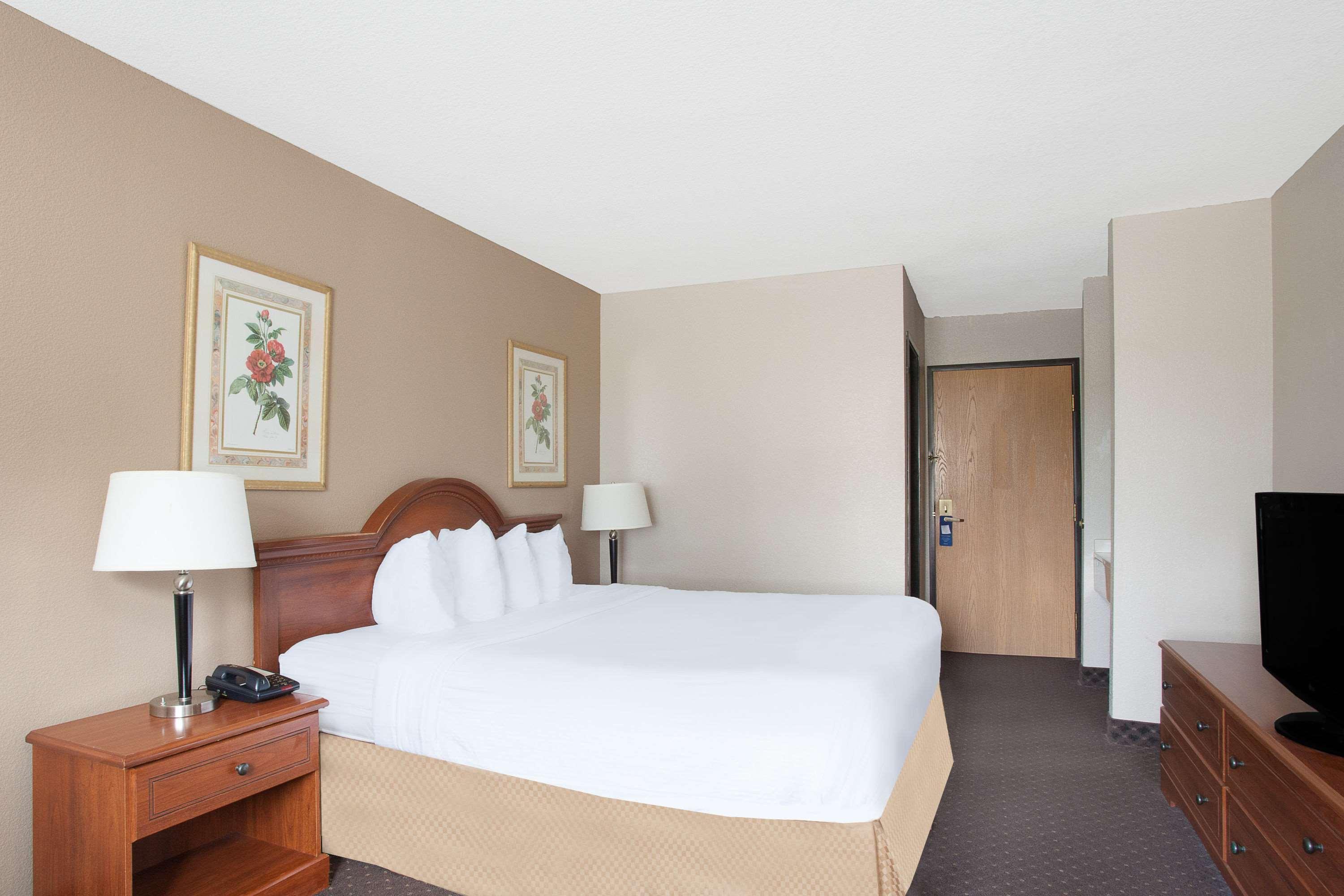 Baymont Inn & Suites San Marcos — photo 3