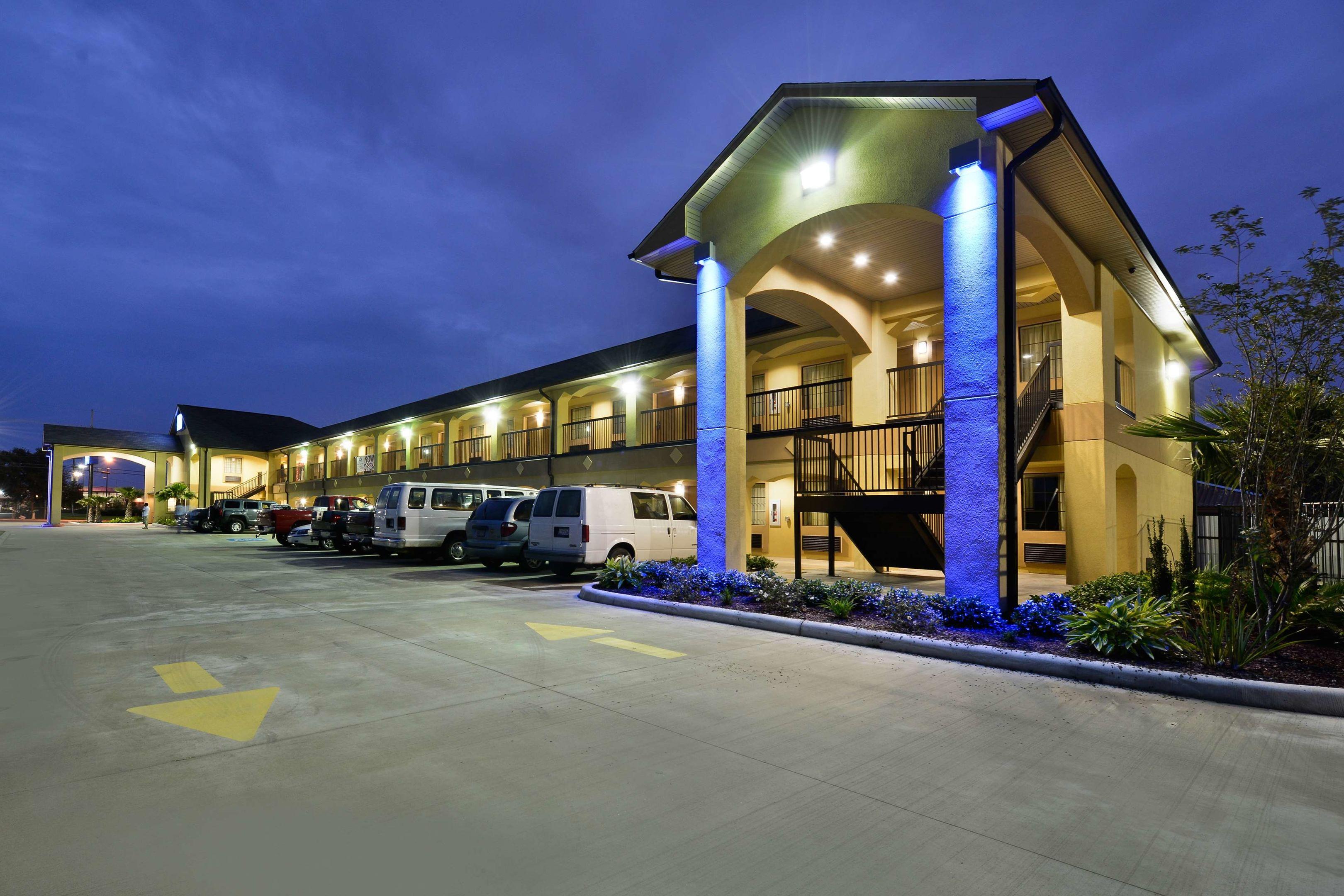 Americas Best Value Inn & Suites - Lake Charles / I-210 Exit 11