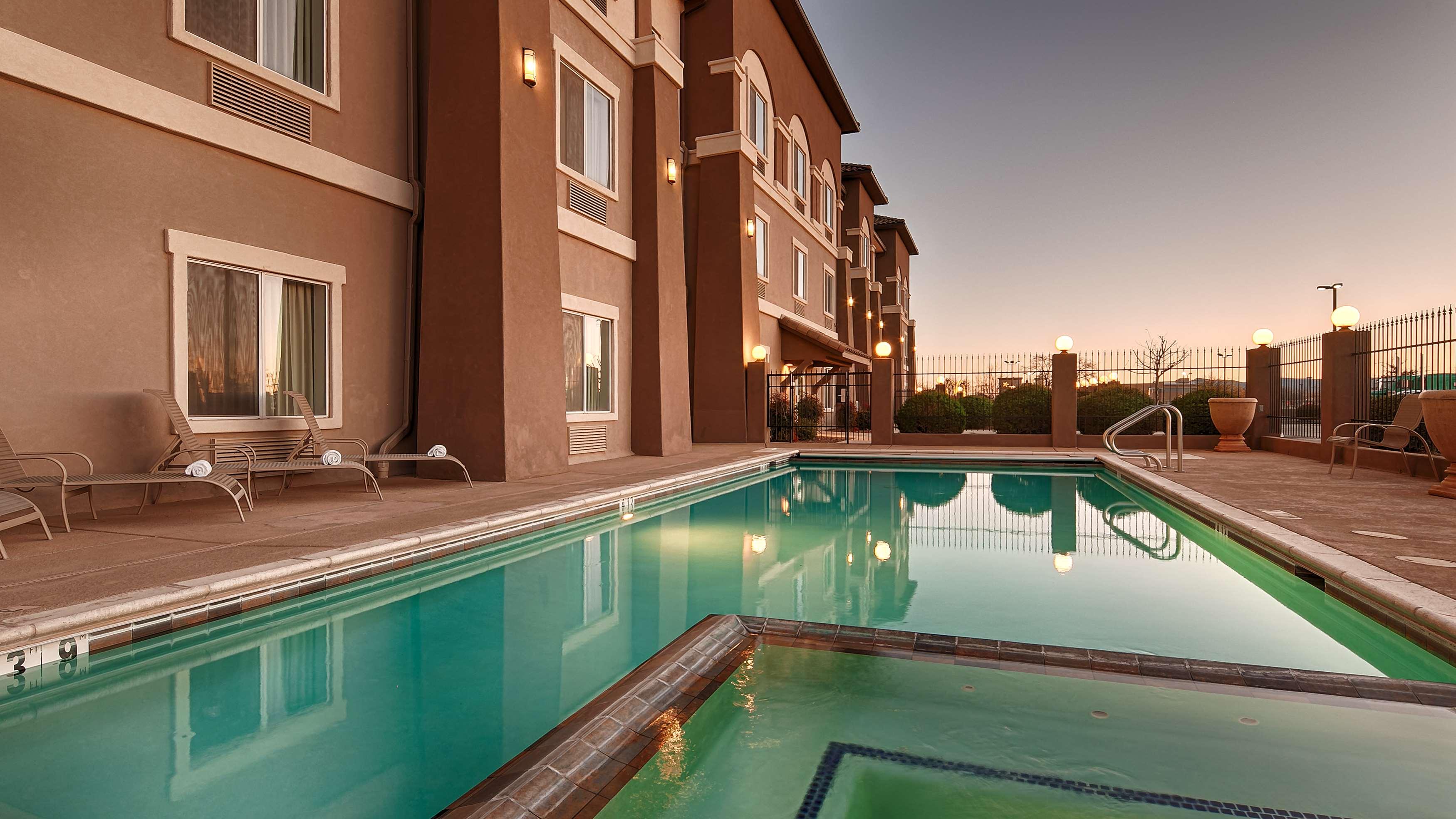 Best Western Douglas Inn & Suites — photo 4