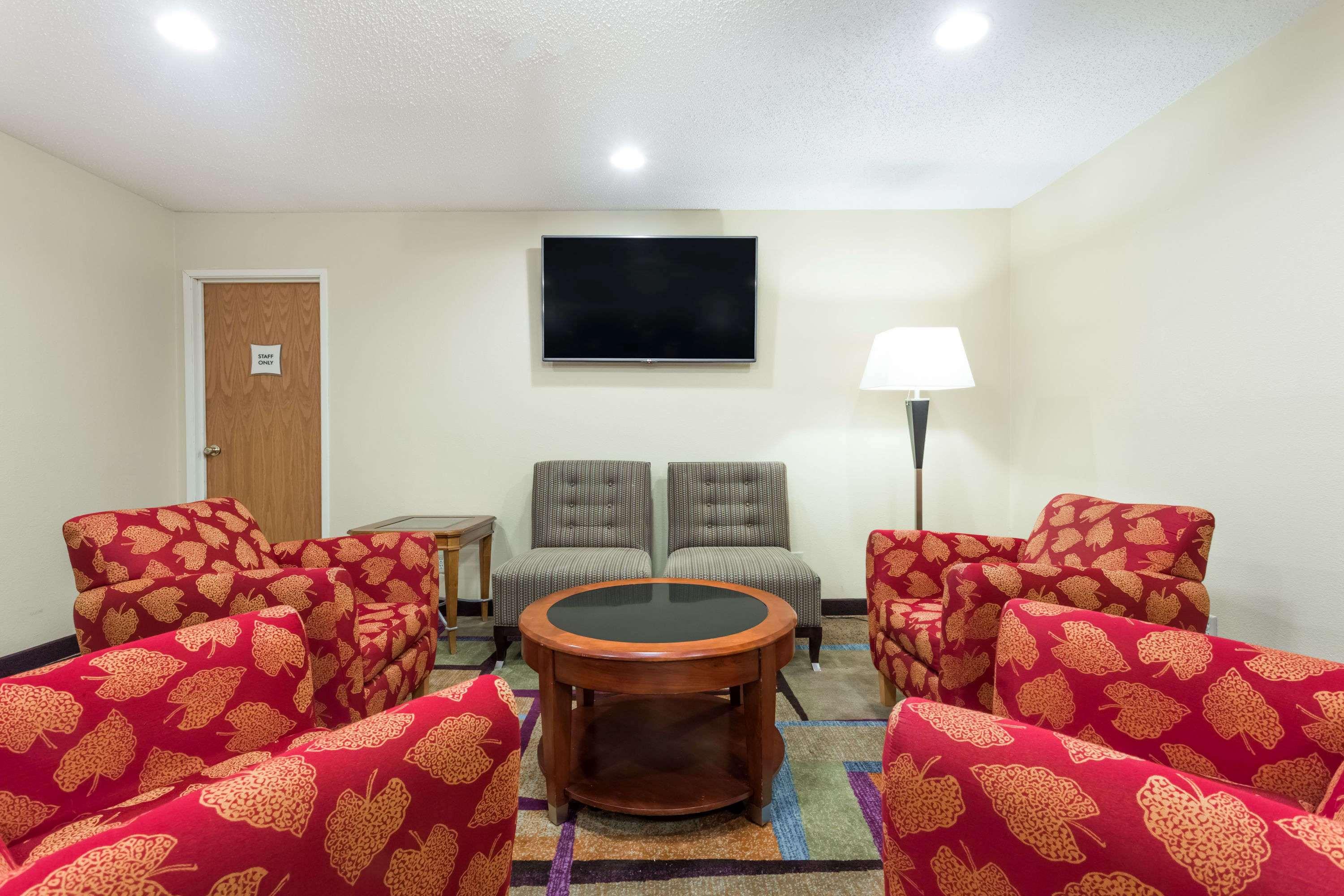 Days Inn & Suites Bloomington/Normal IL — photo 4