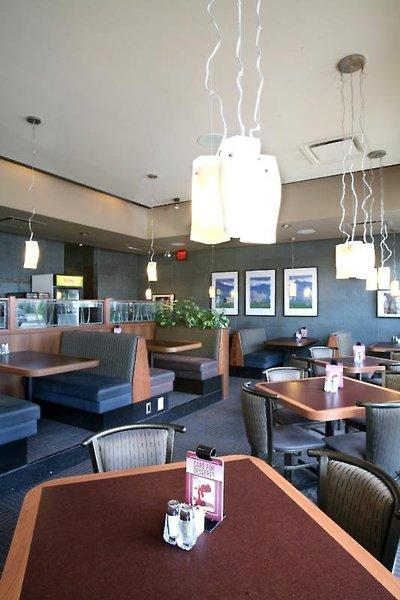 Sandman Hotel & Suites Calgary West — photo 3