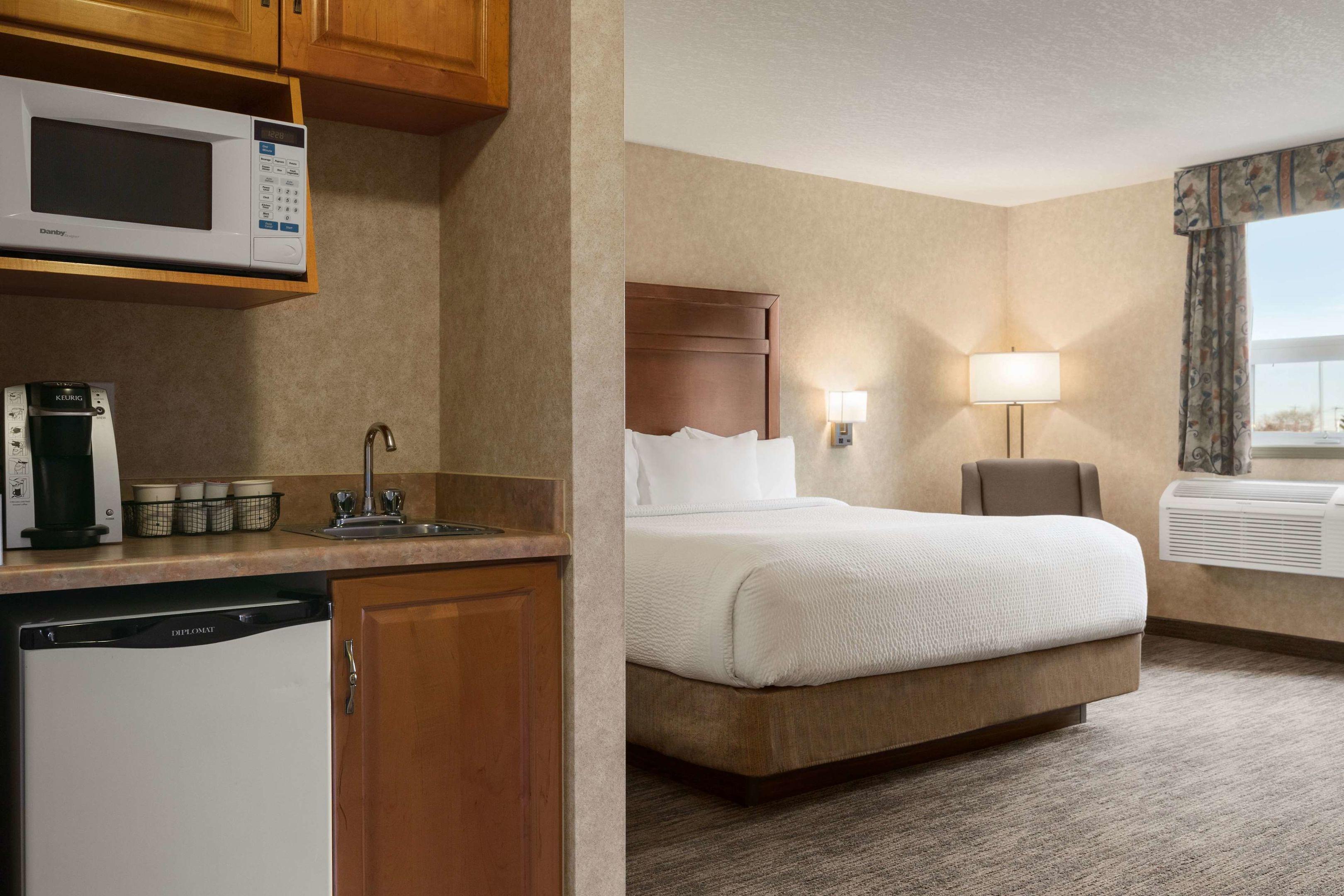 Days Inn & Suites Brooks — photo 5
