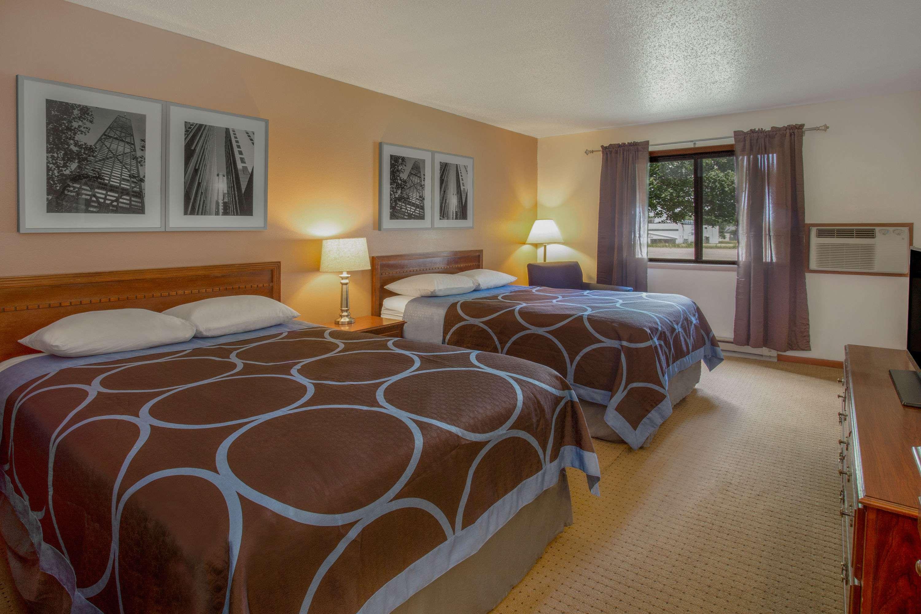 Super 8 by Wyndham Oshkosh Airport — photo 3