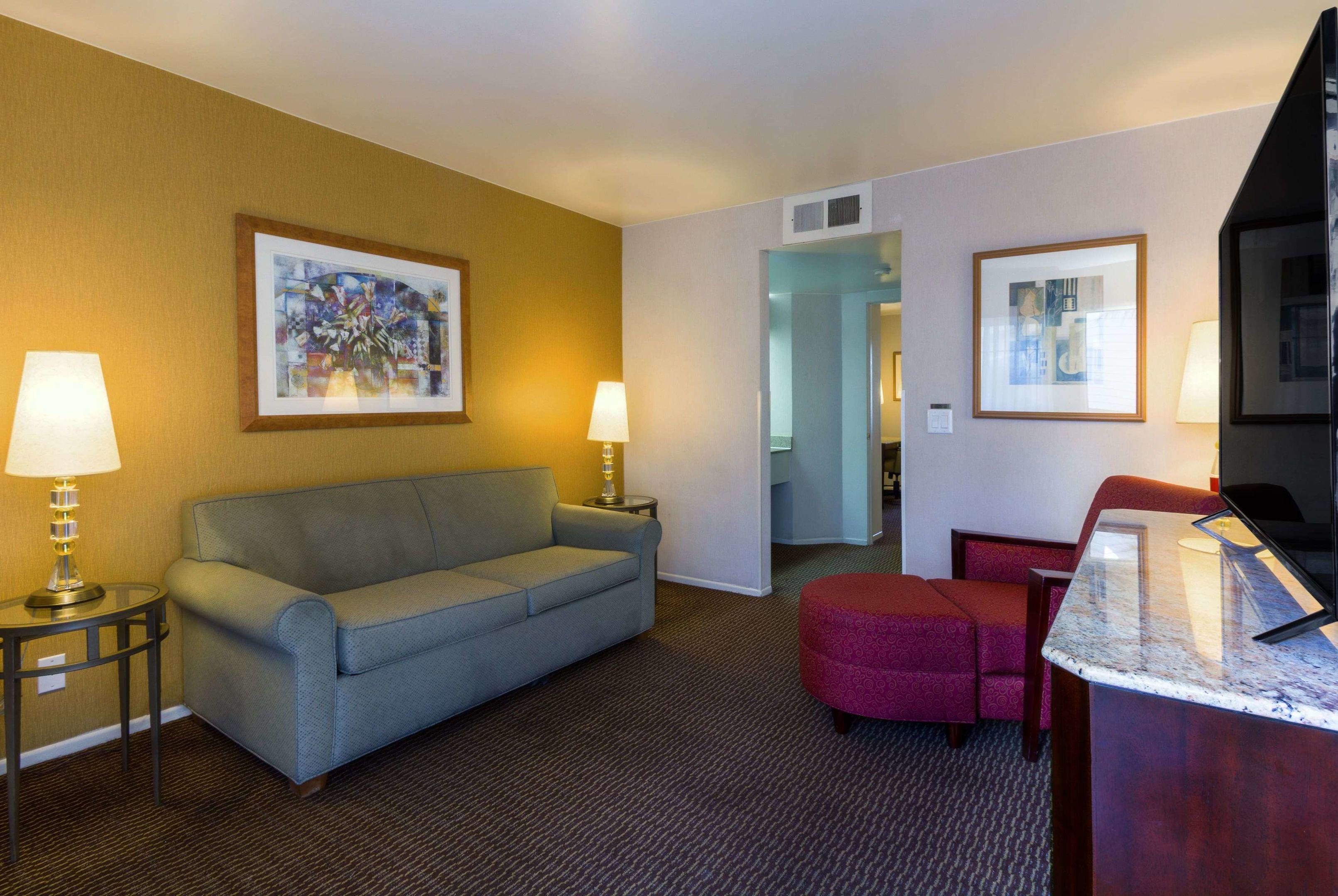 Ramada Inn & Suites Costa Mesa/Newport Beach — photo 5